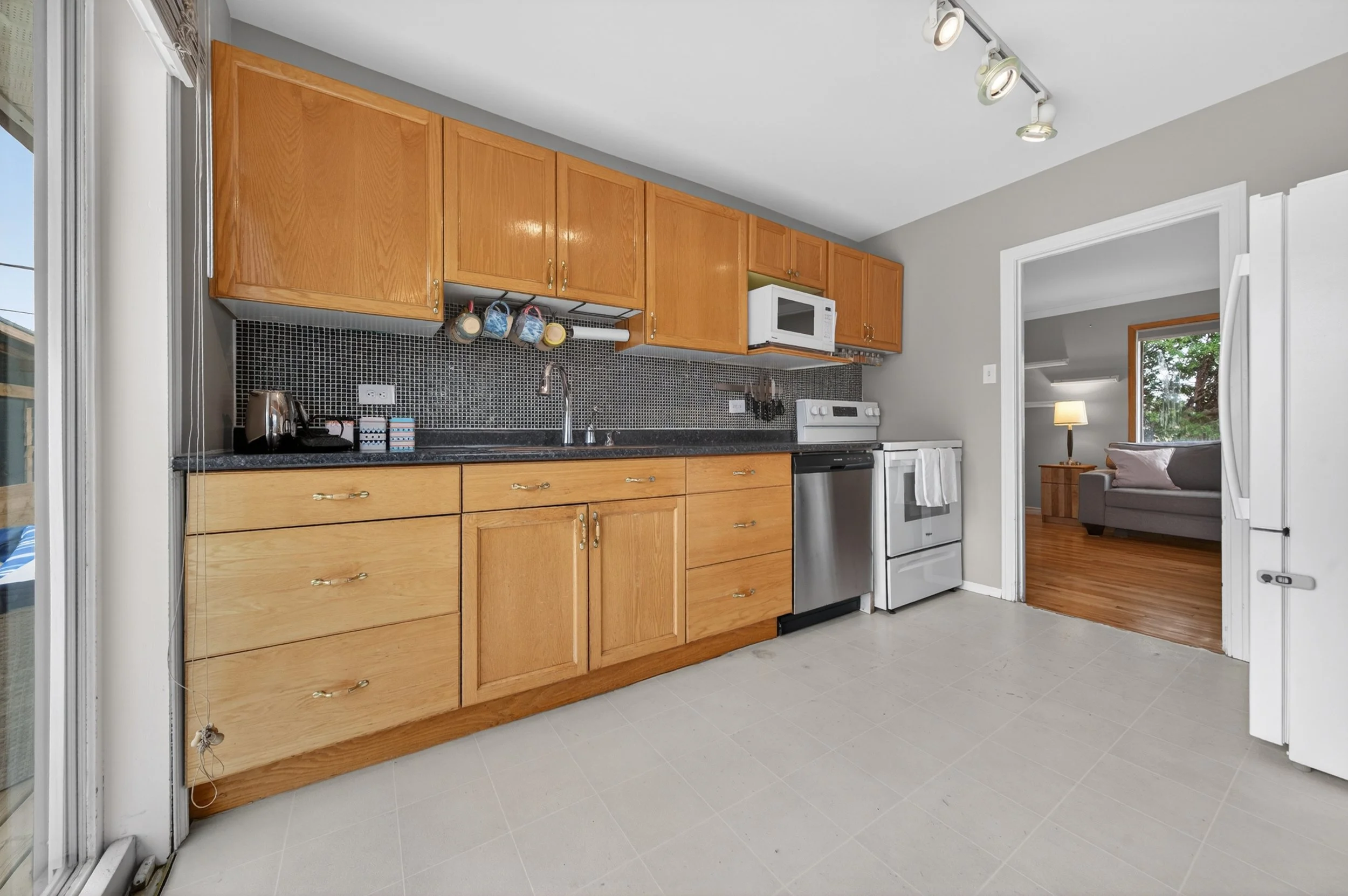 763 archibald street a kitchen (2).jpg