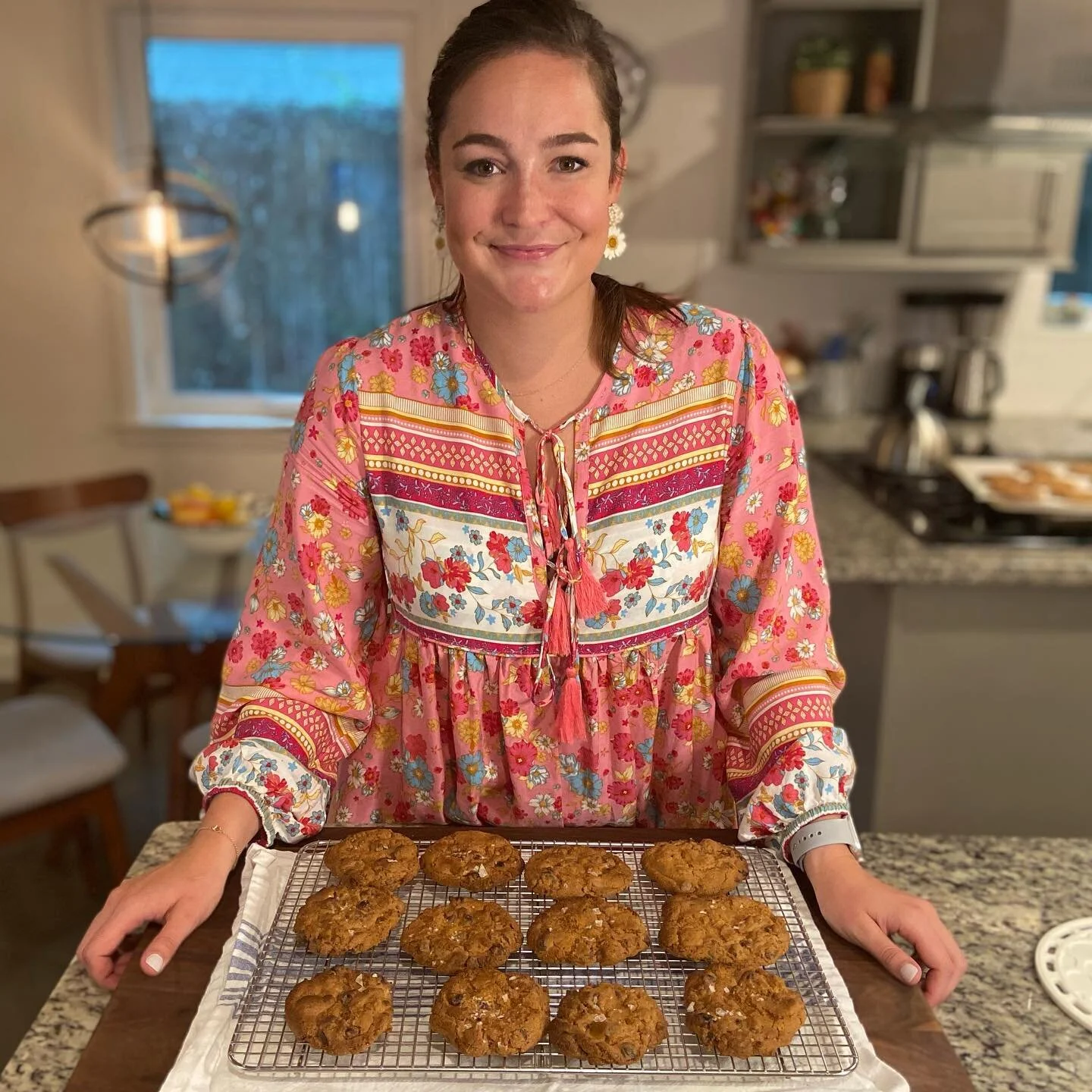 Salty, gooey chocolate chips cookies - new on the blog! Click the link in bio for recipe! 🍪 🥛
