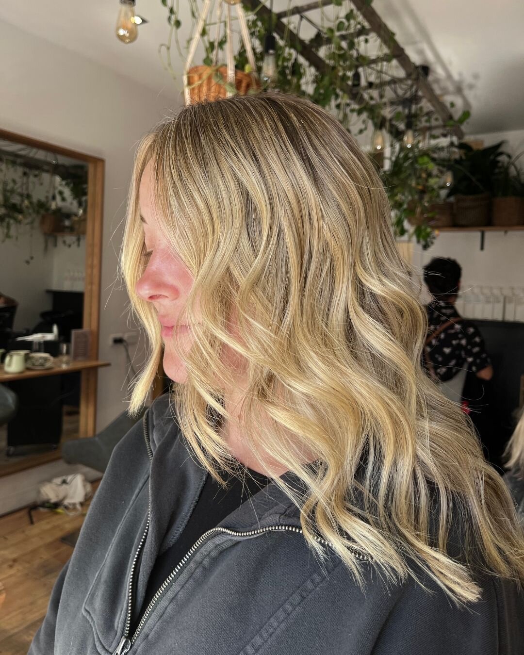 Embracing the warmth of golden hues, one strand at a time ☀️💛

Created by Tyra ~ Book your next appointment with Tyra, she's available Tuesday to Friday ✨

www.arrowtownhair.nz / 03 442 0515

#blonde #goldenblonde #hairgoals #blondehair #hairdresser