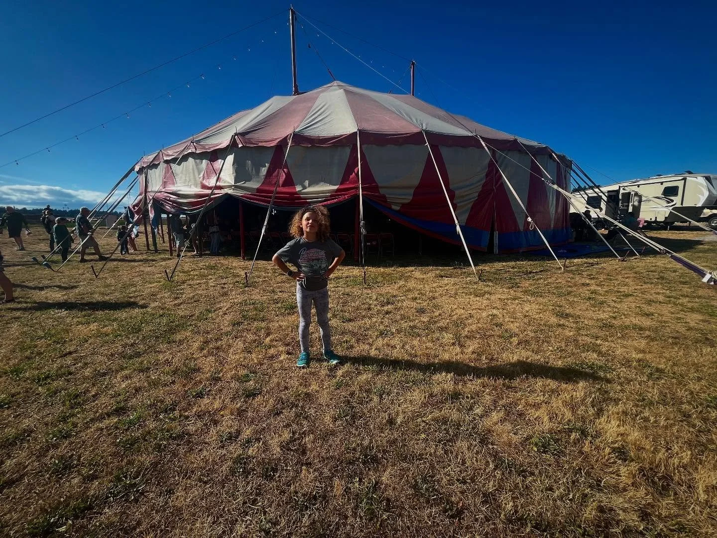 @shoestringcircus