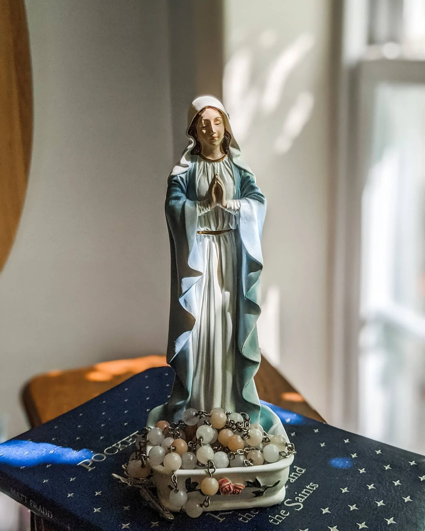 This past week my boyfriend gifted me my first icon. She is so lovely! 
#mary #rosary #catholiclife #catholicconvert #catholic