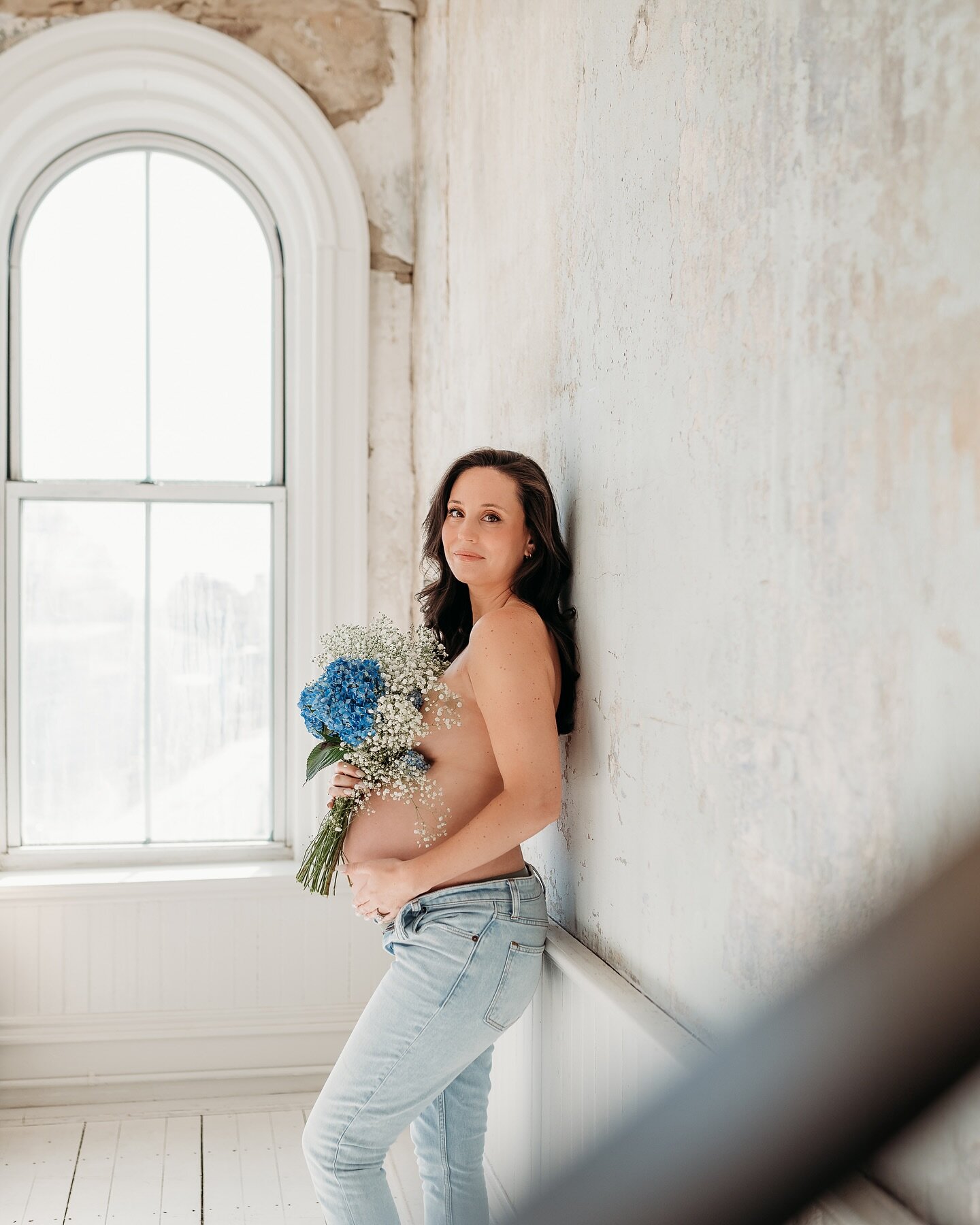 Could this girl glow any brighter?! 😍 Congratulations @stylesbycallie &mdash; you look incredible! 

Photography by @alittleheartphoto 

.
.
.
#thenbptstudio #momtobe #glowing #womenownedbusiness #mom #boymom #thebump #portraitphotography #photostud