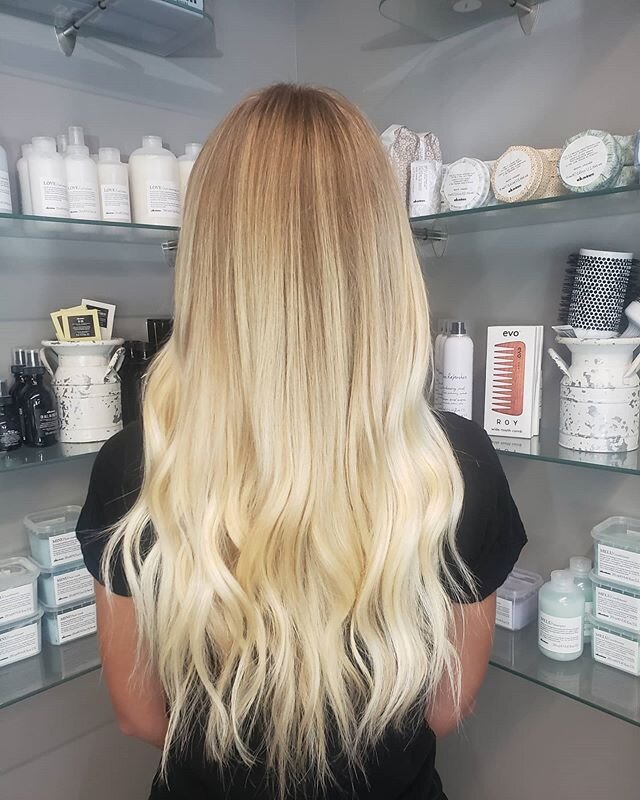 TWO ROWS OF EXTENSIONS!
#bellablu #hairby_tinavoss #Hudson #extensionspecialist #handtiedextensions #wbrcertified #behindthechair #suitelife #riverreflection #davinescolor #donewithdavines #sustainablebeauty #davines #bellamihairpro #waterfallbeadedr