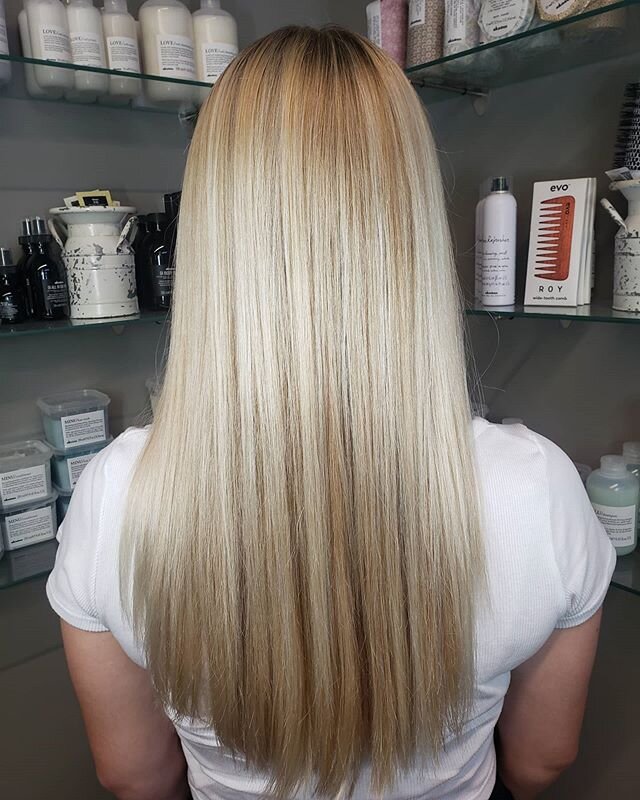 2 rows of extensions and full highlight done with Davines!! #bellablu #hairby_tinavoss #riverreflection #Hudson #extensionspecialist #handtiedextensions #wbrcertified #behindthechair #downtownhudson #donewithdavines #sustainablebeauty #davinescolor #