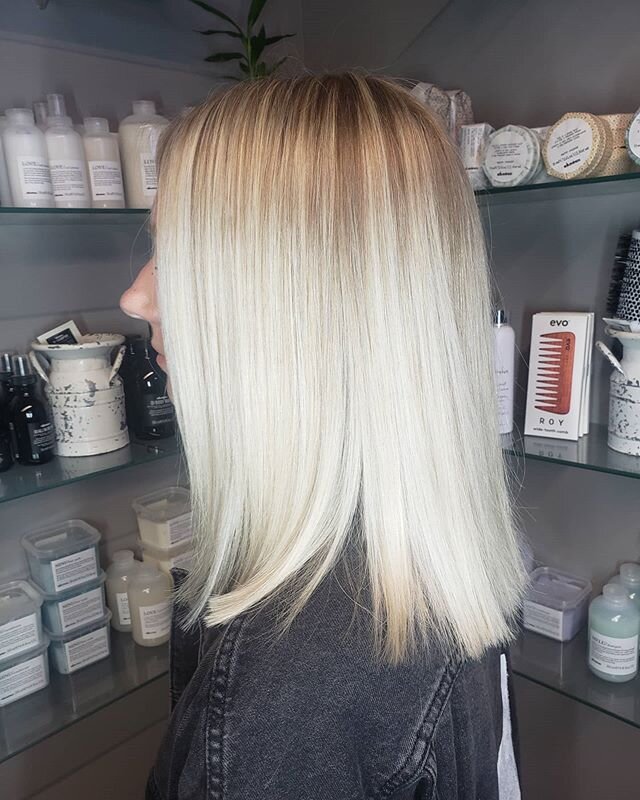 The Classic Bob! #bellablu #hairby_tinavoss #riverreflection #hudsonsalon #blonde #blondebob #classicbob #extensionspecialist #waterfallbeadedrowextensions #extensionsstylist #handtiedextensions #aquahair #davinescolor #davinesformula #donewithdavine