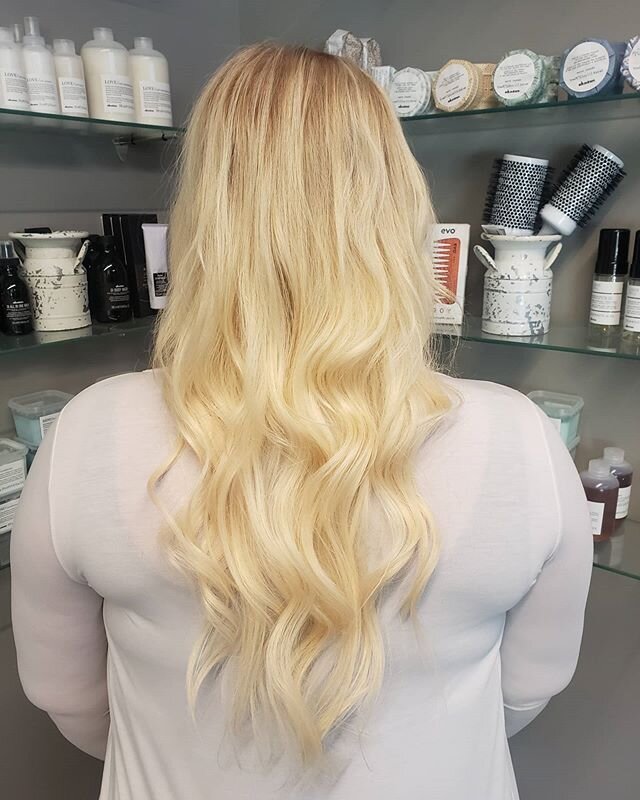 Two Rows of Aqua Hair! #bellablu #hairby_tinavoss #riverreflection #hudsonsalon #hairextensionsalon #extensionspecialist #longhairextensions #blonde #vanillablonde #blondehair #wbrcertified #aquahair