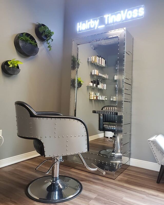 HAPPY FRIDAY!!!! #bellablu #hairby_tinavoss #riverreflection #hudsonsalon #extensionspecialist #handtiedextensions #wbrcertified #longhairextensions #behindthechair #suitelife #riverreflection #davinescolor #davinesofficial #donewithdavines