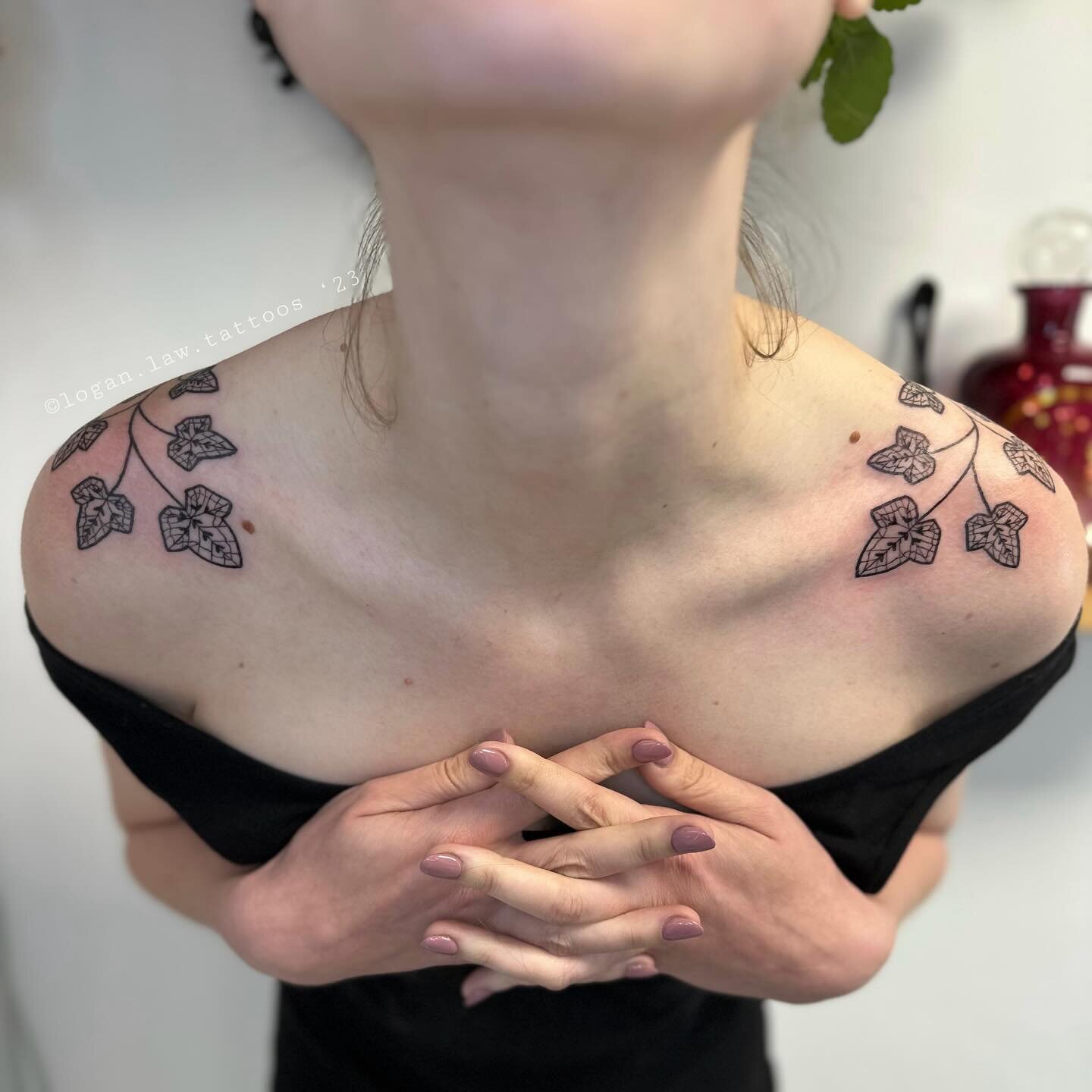 Shoulder ivy adornments extending from Veronica&rsquo;s back piece we did at the beginning of the year 𓇚 thanks for the fun project! Done at @perennialtattoostudio ✶ made with @kurosumitattooink and @goodjudy.ca supplies
&bull;
&bull;
&bull;
#ecotat