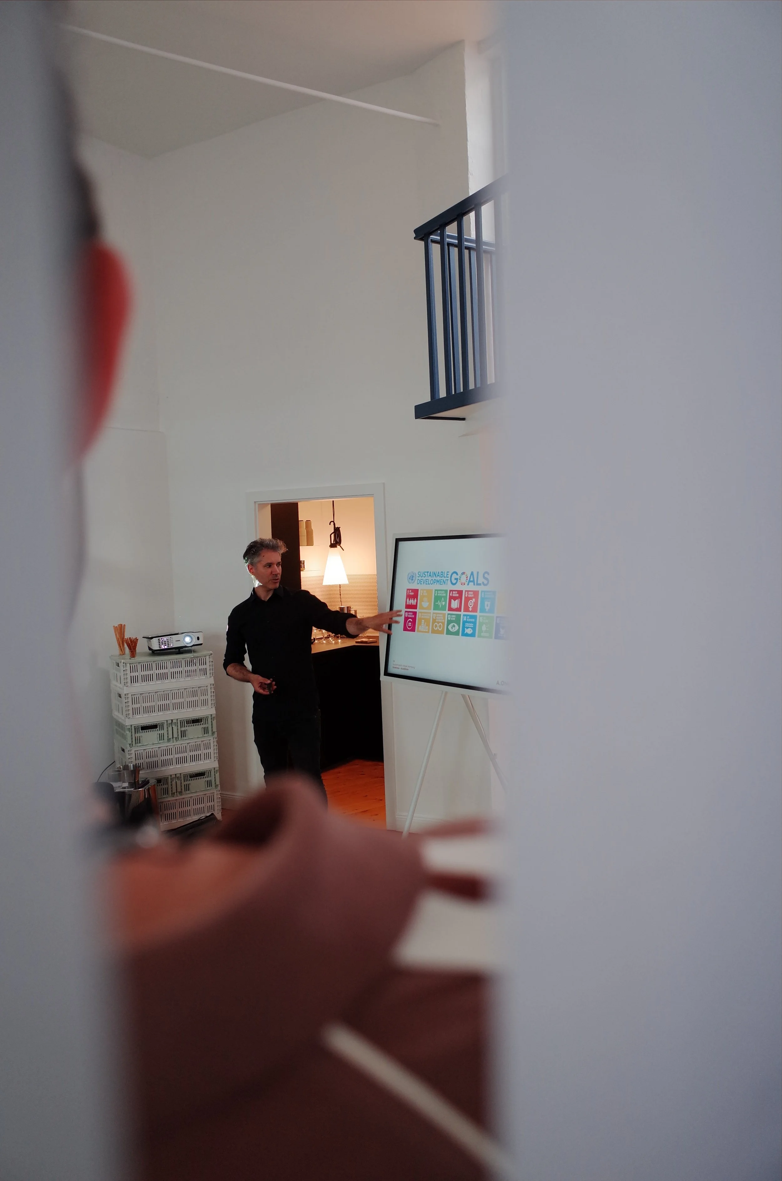 Lars Zimmermann vor einem Monitor bei der Vorstellung der Umfrageergebnisse, die im Rahmen der Hamburg Sustainability Week 2026 von CITIES FOR FUTURE und A.one Studio sowie Neu&Frei durchgeführt wurde. Ausstellung im Loft141.