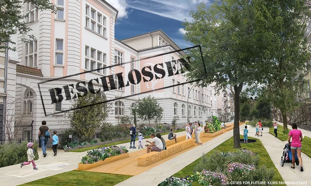 Visualisierung von CITIES FOR FUTURE für die Rellinger Straße im Superbüttel. Links Grundschule, davor eine lange Sitzbank aus Holz mit Aufschrift Schulbank