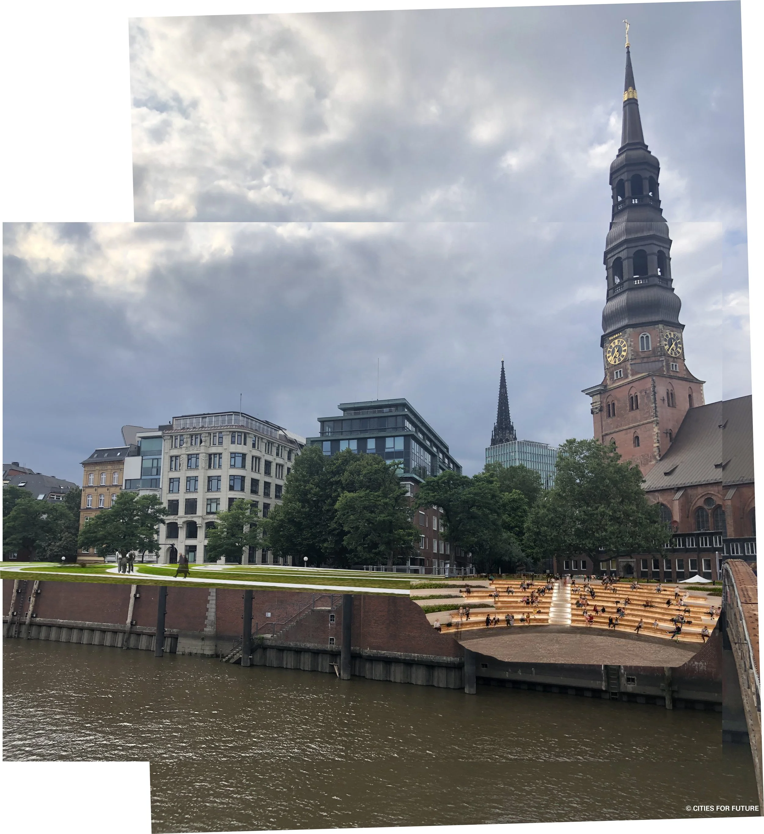Stadtbild mit einem Fluss im Vordergrund, hinter dem Kai sind morderne Gebäude und eine Kirche zu sehen, Fußgänger laufen am Flussufer. Rechts sind eine treppenförmige / amphitheaterförmige Sitzreihen aus Holz zu sehen, auf denen Menschen sitzen.