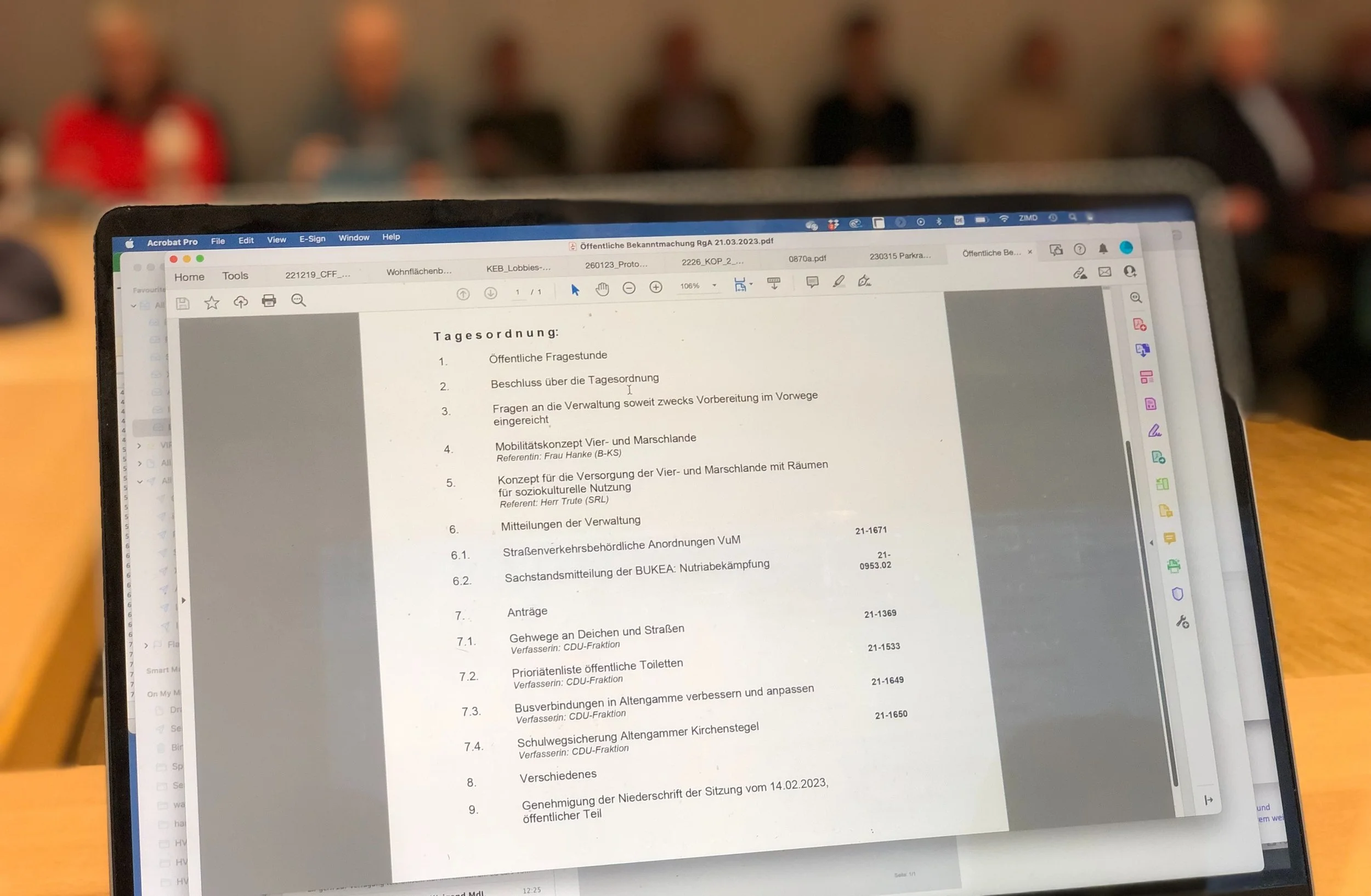 Foto aus dem Projekt Mobilitätskonzept Vier- und Marschlande von CITIES FOR FUTURE. Offener Laptob mit Tagesordnung am Bildschirm. Regionalausschuss.
