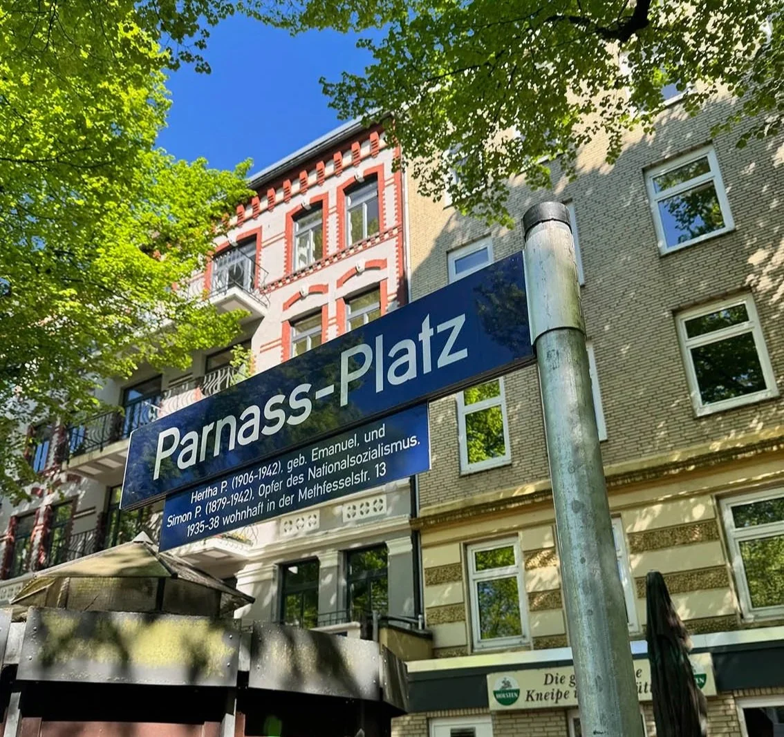 Straßenschild Parnass-Platz in Hamburg am Eröffnungstag 8. Mai 2026.
