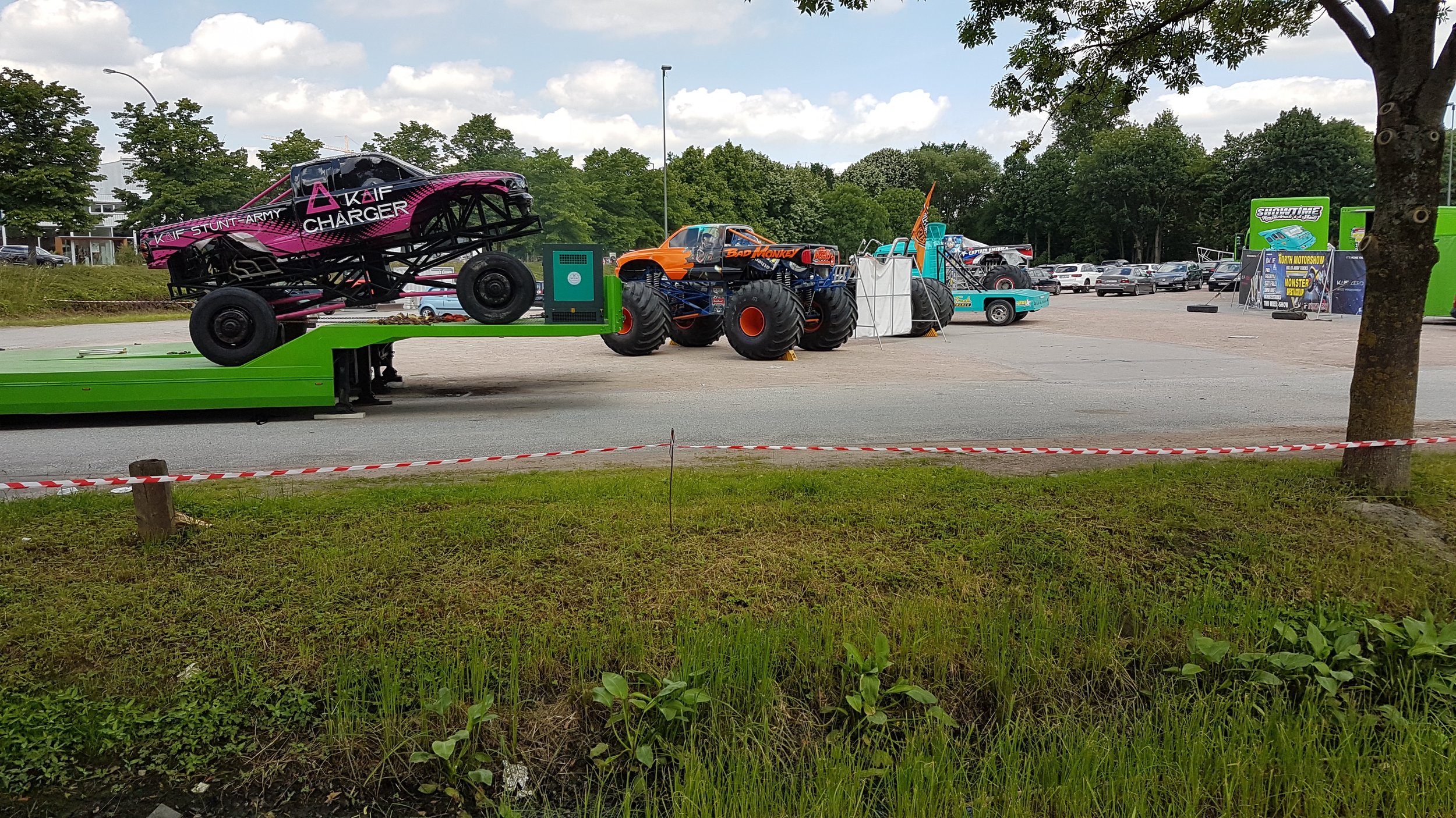 Frascatiplatz Hamburg Bergedorf. Bunte Monstertrucks.