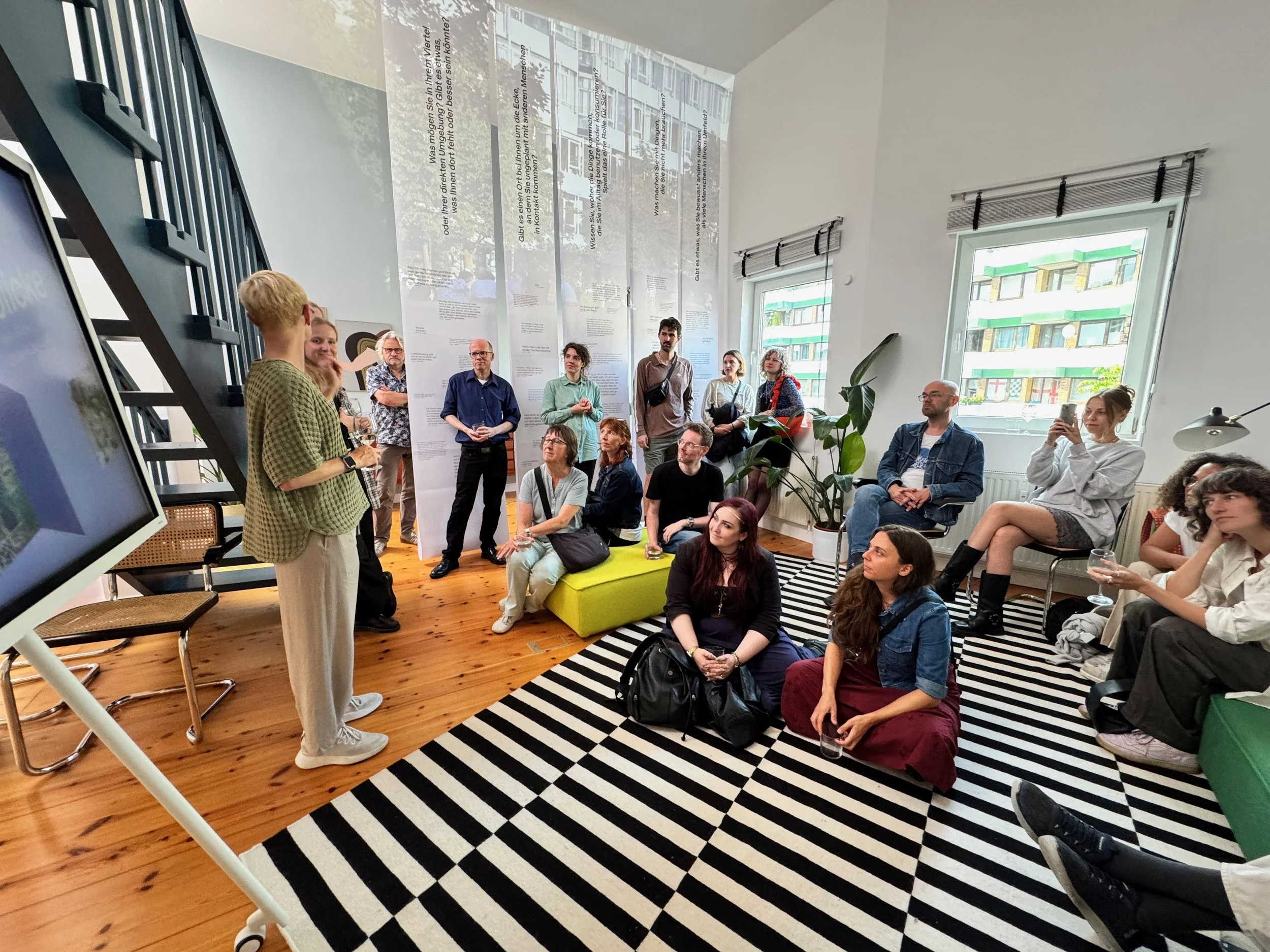Publikum bei Ausstellung Einblicke-Ausblicke Sustainability Week Hamburg 2026. Quartiersentwicklung. Beteiligung.