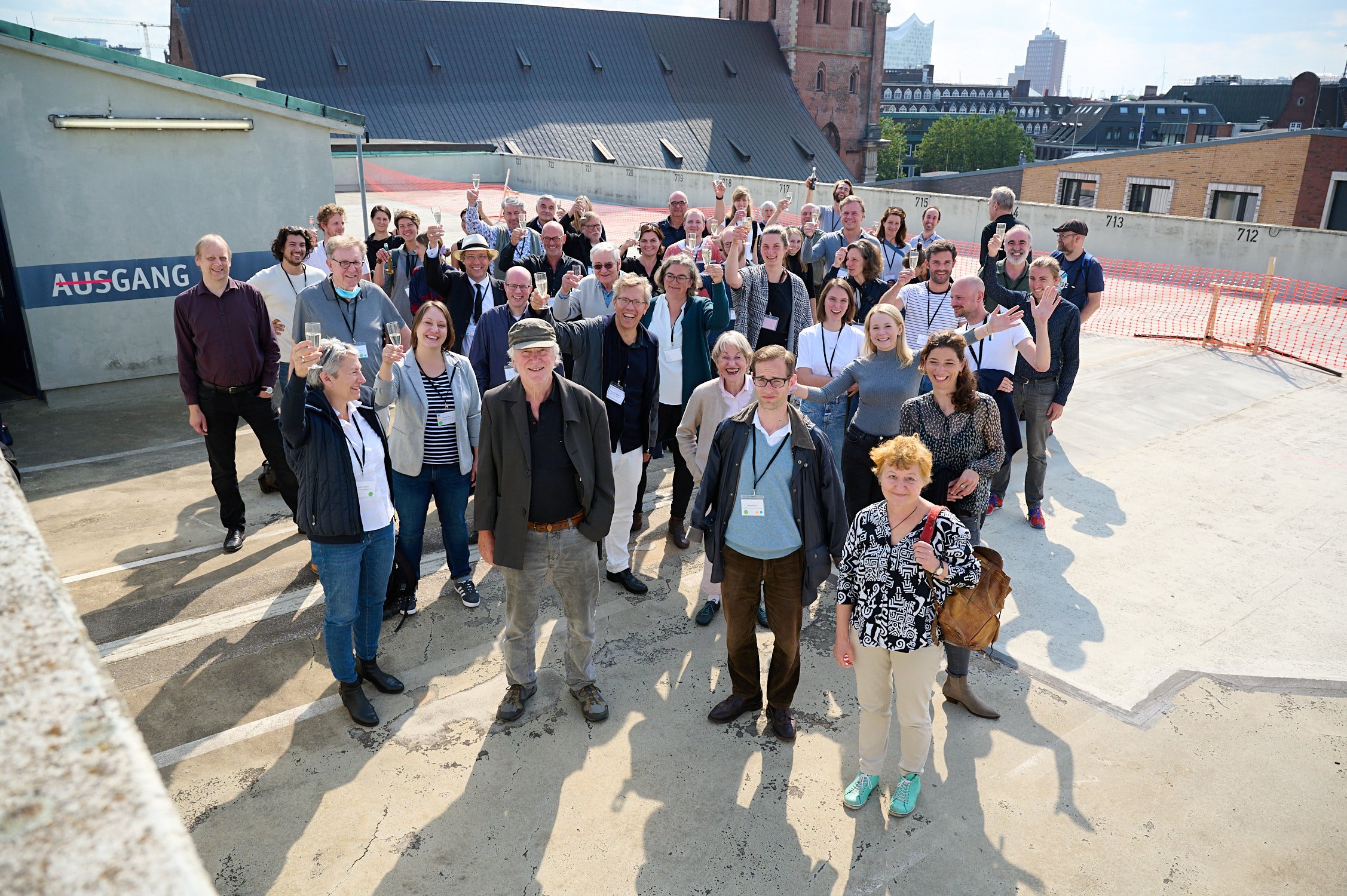 Projektteam Altstadtküste Hamburg. Gruppe von Personen ganz oben auf dem Parkdeck des Gröninger Hofs.