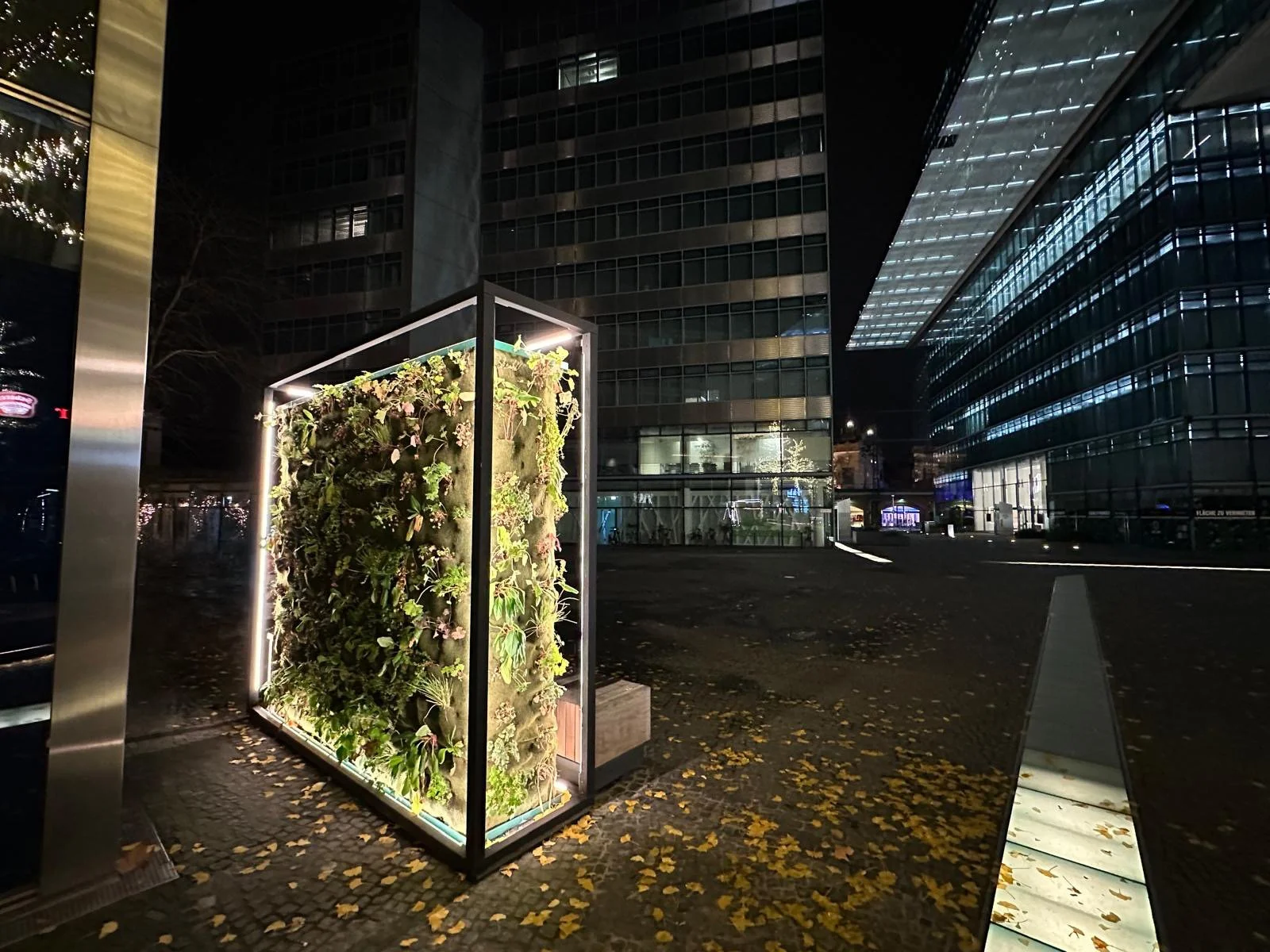 Beleuchtung der Grünelemente auf dem Außengelände Kranzler Eck Berlin