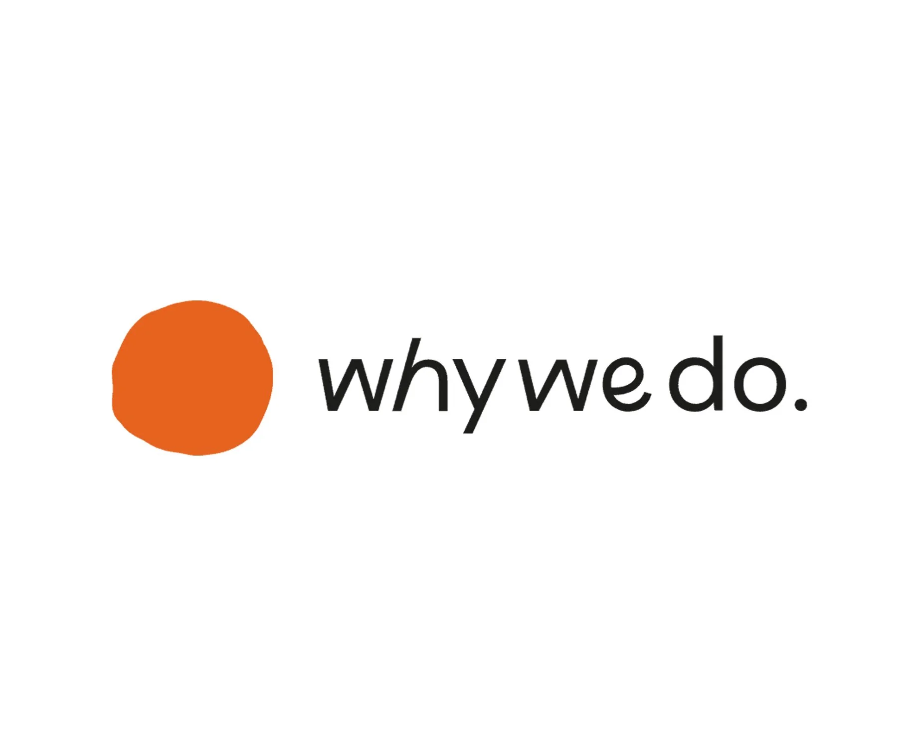 Logo von why we do mit orangefarbenem, unregelmäßig geformtem Punkt neben dem schwarzen Text 'why we do.' auf weißem Hintergrund.