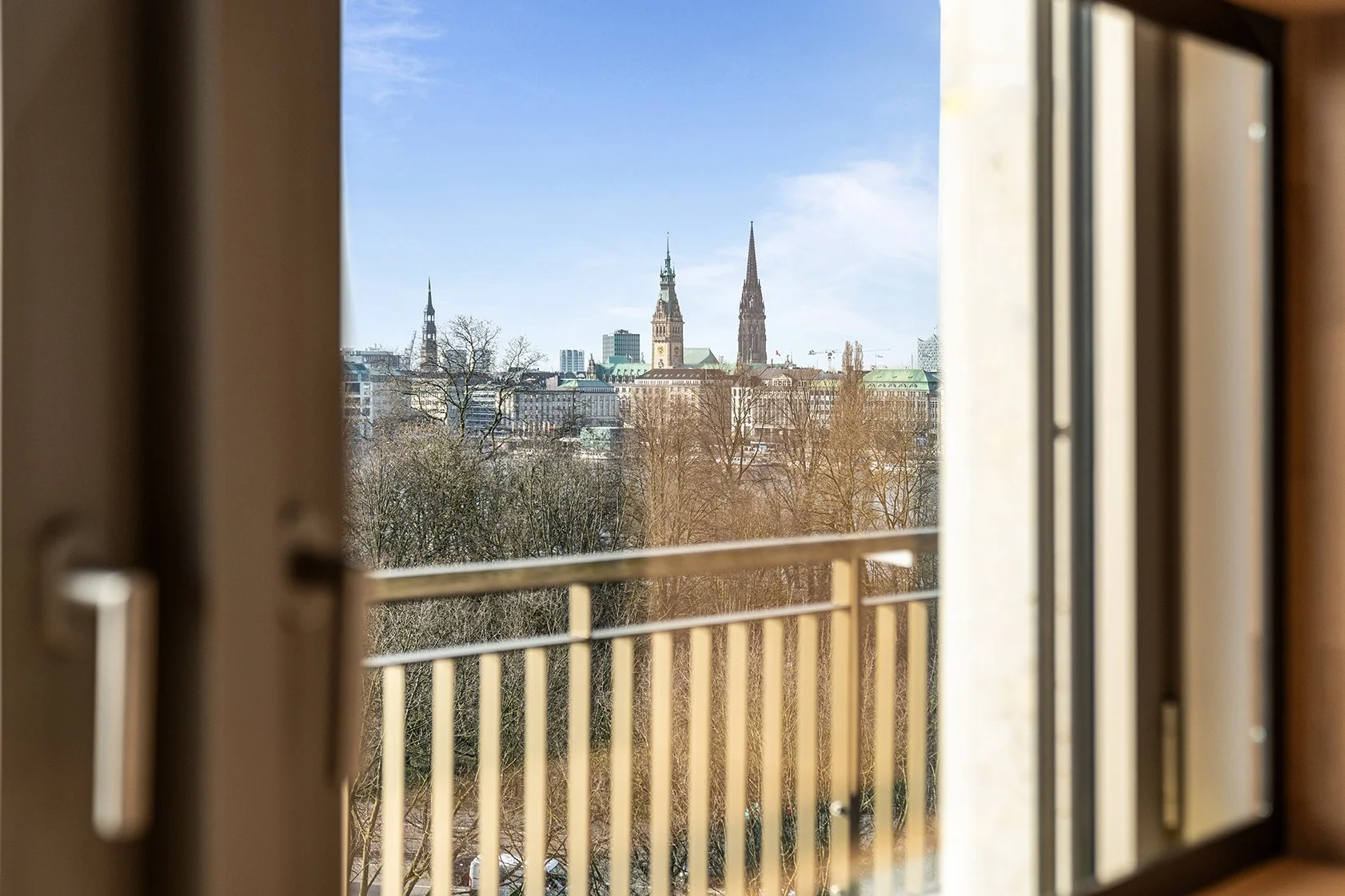 Dentsu Office: Blick auf ein Fenster und dadurch Stadtblick mit Bäumen und Häusern. Themenbereiche: Interior, Aufenthaltsqualität, Placemaking.