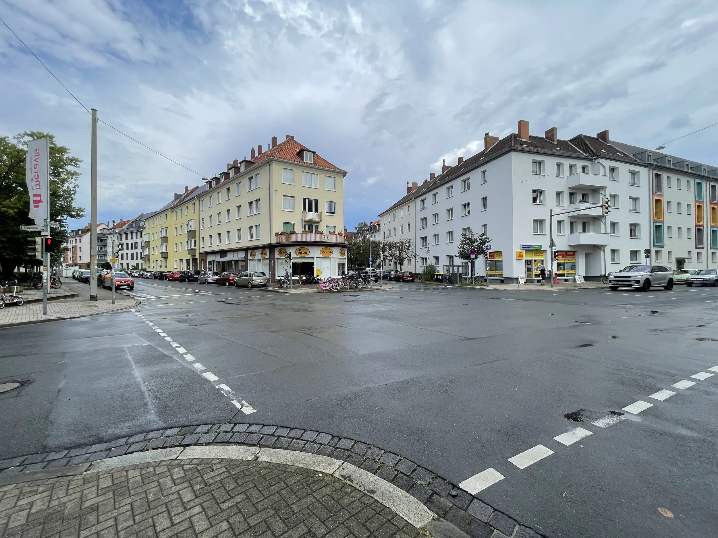 Foto einer leeren Kreuzung in Hannover mit hellgelbem Gebäude im Hintergrund.