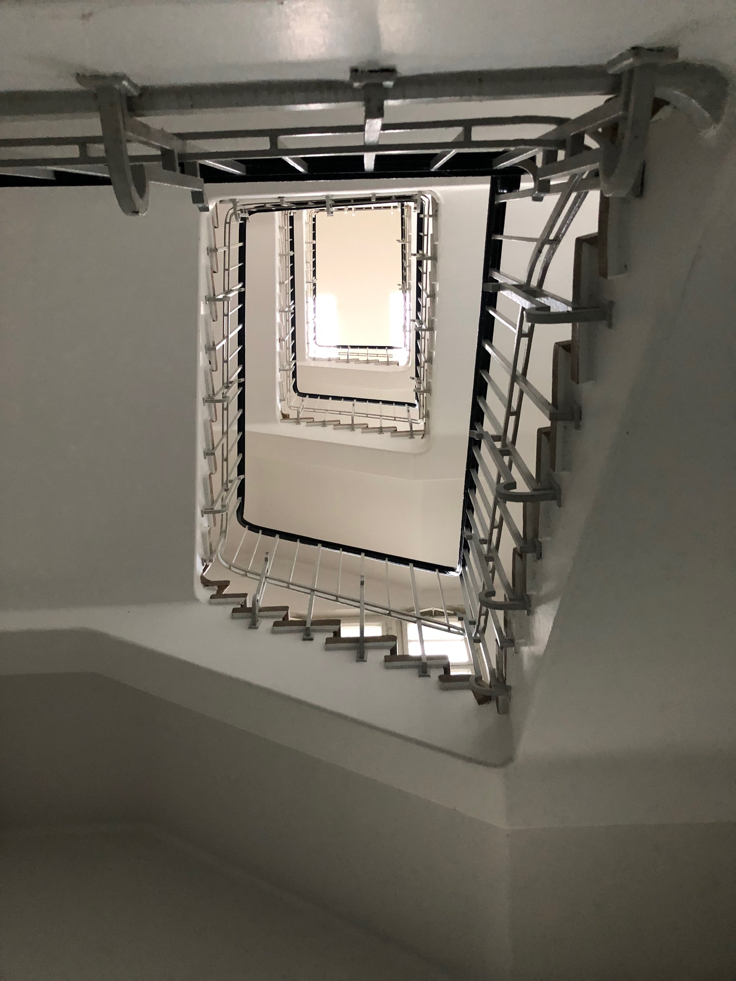 Foto vom Vialife Campus Bardenberg_Treppenhaus von unten nach oben fotografiert.