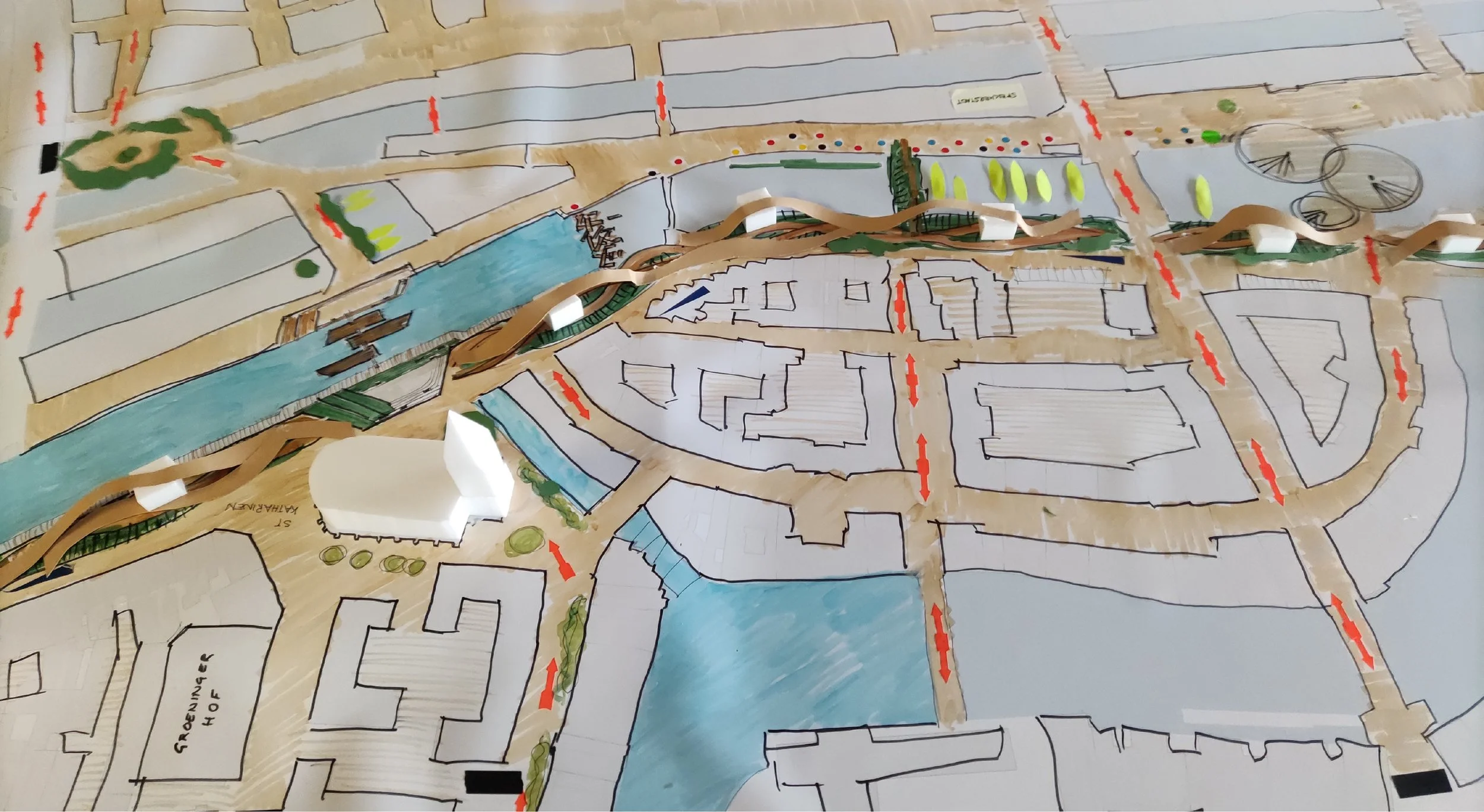 Papierkarte Altstadtküste Hamburg mit Modellen von Häusern, Bäumen etc. als Entwurf.