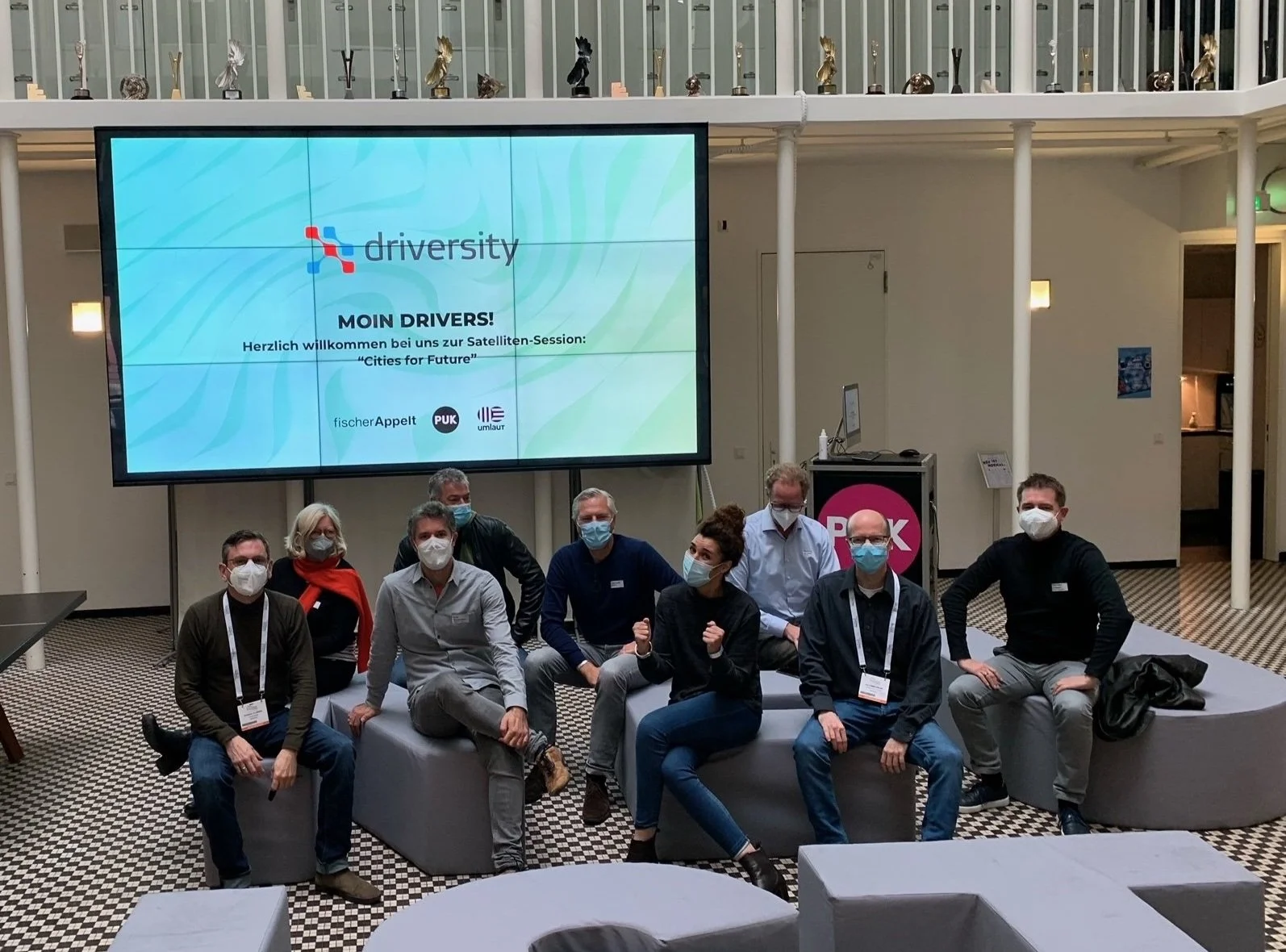 Gruppenbild von Personen mit Maske zum Vortrag zum ITS in Hamburg.