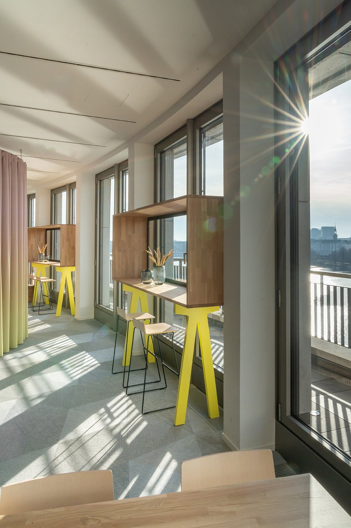 Dentsu Office: Raum mit Fenstern, vor denen Holzrahmen moniert sind. Diese fungieren als Bilderrahmen, wenn man durch sie hindurch nach draussen sieht. Themenbereiche: Interiorgestaltung, Innenarchitektur, Placemaking.