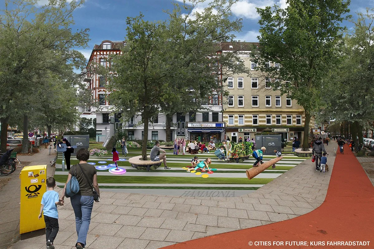 Vision von CITIES FOR Future für den Parnass Platz Hamburg: Ein Platz mit viel Grün, Spielkgeräten und Personen, die dort sitzen oder spazieren gehen. Viele Kinder, die spielen.