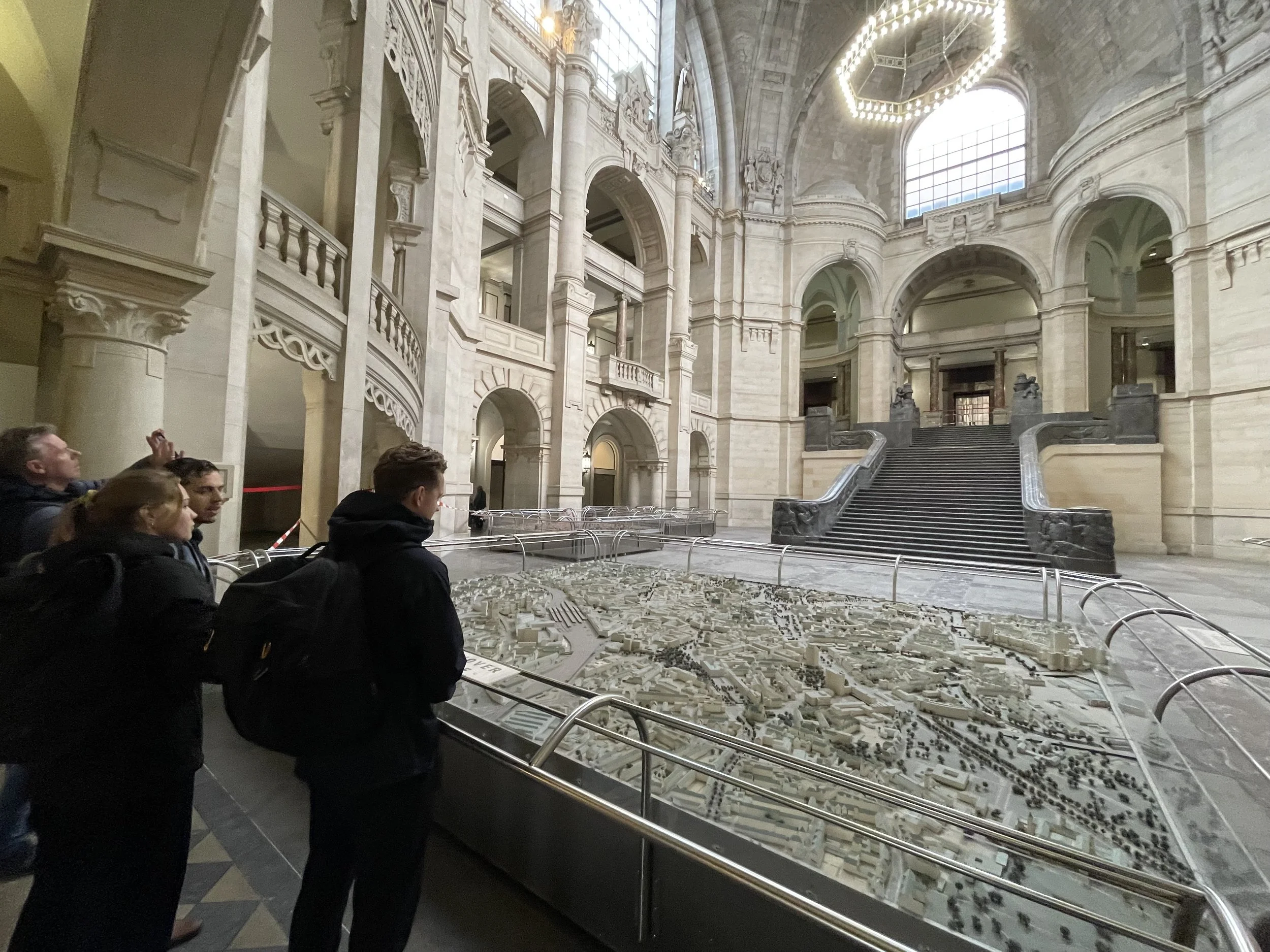 Foto mit Blick auf ein Modell von Hannover im Rathaus von Hannover. Großer Saal mit historischen Wänden und gebogenen, offenen Fassaden.