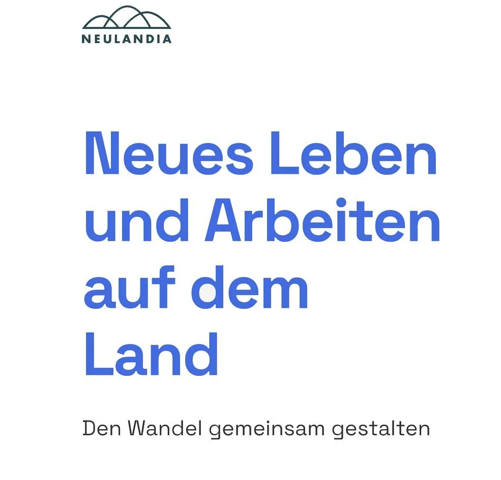 Logo mit schwarzen Halbkreisen über dem Namen Neulandia, darunter Text 'Neues Leben und Arbeiten auf dem Land' sowie dem Untertitel 'Den Wandel gemeinsam gestalten'.