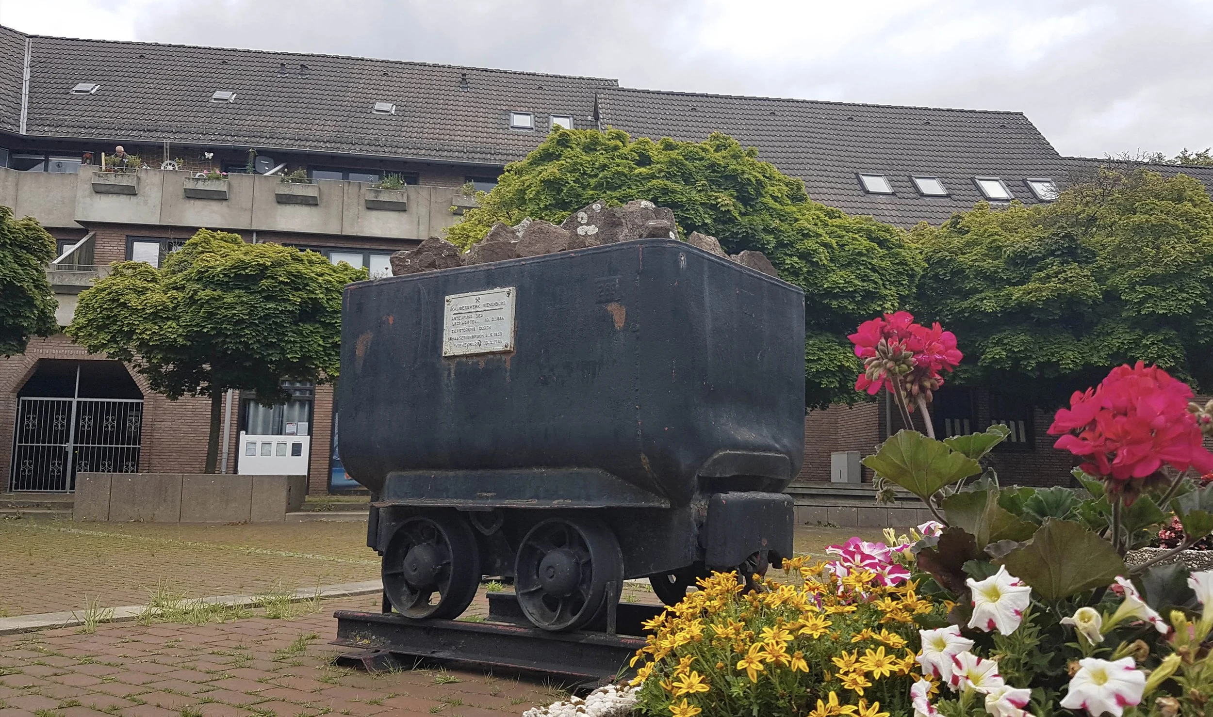 Vienenburger Marktplatz, Lore im Vordergund, hinten Bäume und Gebäude.