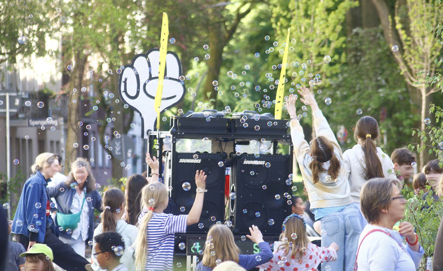 Schulstraße Rellinger Straße Hamburg Eimsbüttel, 8. Mai 2026, viele Kinder, die um ein Fahrrad stehen und Seifenblasen einfangen wollen. Themenbereiche: Superblocks, Aufenthaltsqualität, Mobilität.