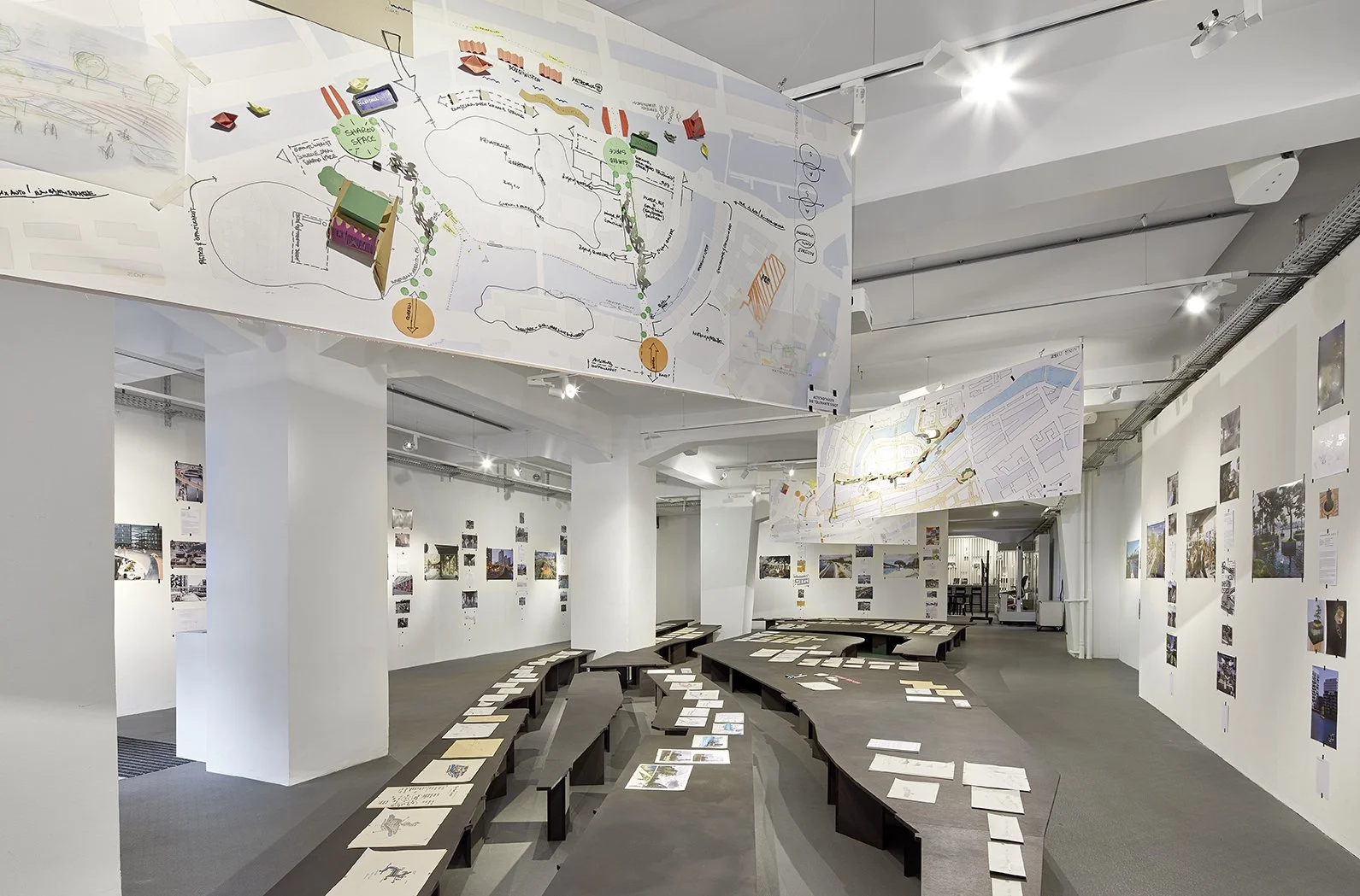 Ausstellung Projektergebnisse Altstadtküste Hamburg im AIT Salon mit Ergebnissen des Workshops.