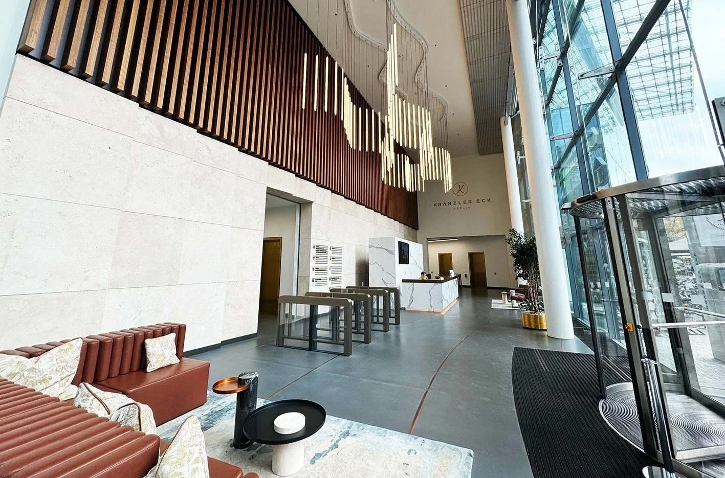 Kranzler Eck Berlin Lobby mit hoher Decke, Tische und Sitzegelegenheiten