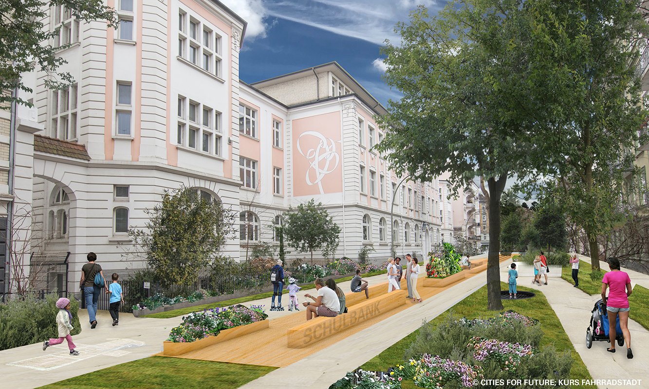 Vision Rellinger Straße Schulstraße nach Pariser Vorbild, Vision CITIES FOR FUTURE. Es ist eine lange Schulbank zu sehen aus Holz, auf der Menschen sitzen. Drumherum Spazierwege und Grün. Menschen, die gehen und spielende Kinder. Thema: Superblocks.