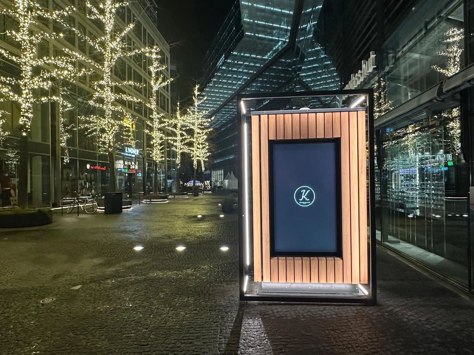 Beleuchtung auf dem Außengelände Kranzler Eck Berlin