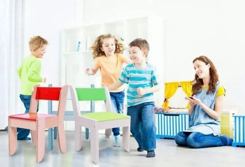 Actividades para niños, juego de las sillas