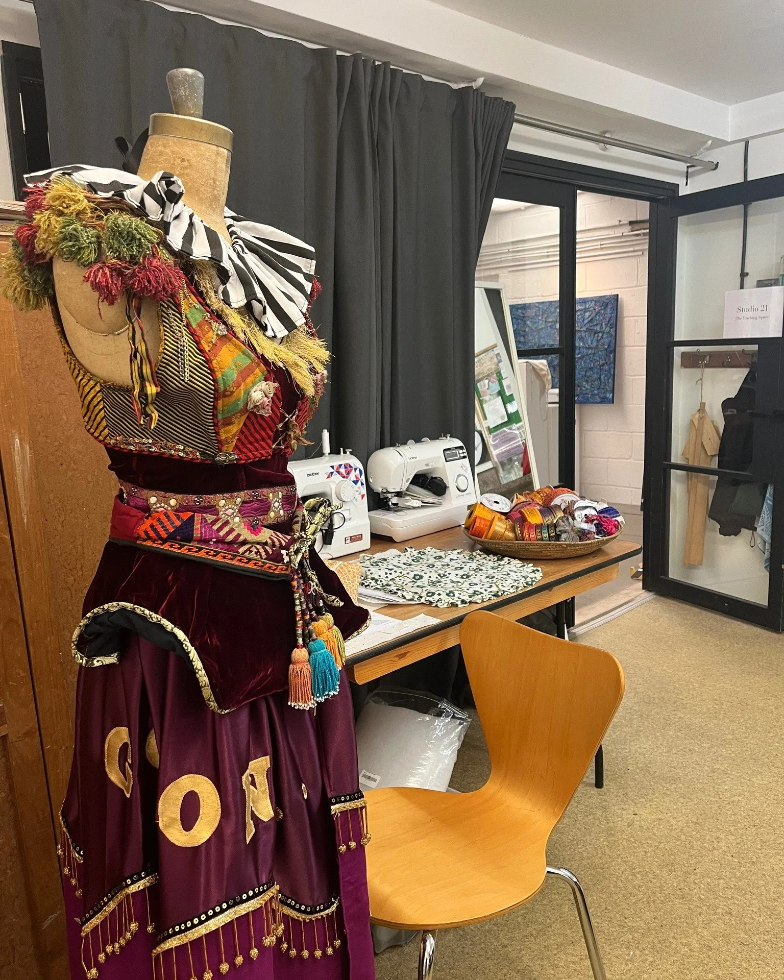 A new term of Sewing club with @laraskowronskacostume starts on March 5th! 
6 weeks of sewing fun and a chance to get help with everything from personalised projects to machine use advice.  This is a great chance to meet up with other sewists every w