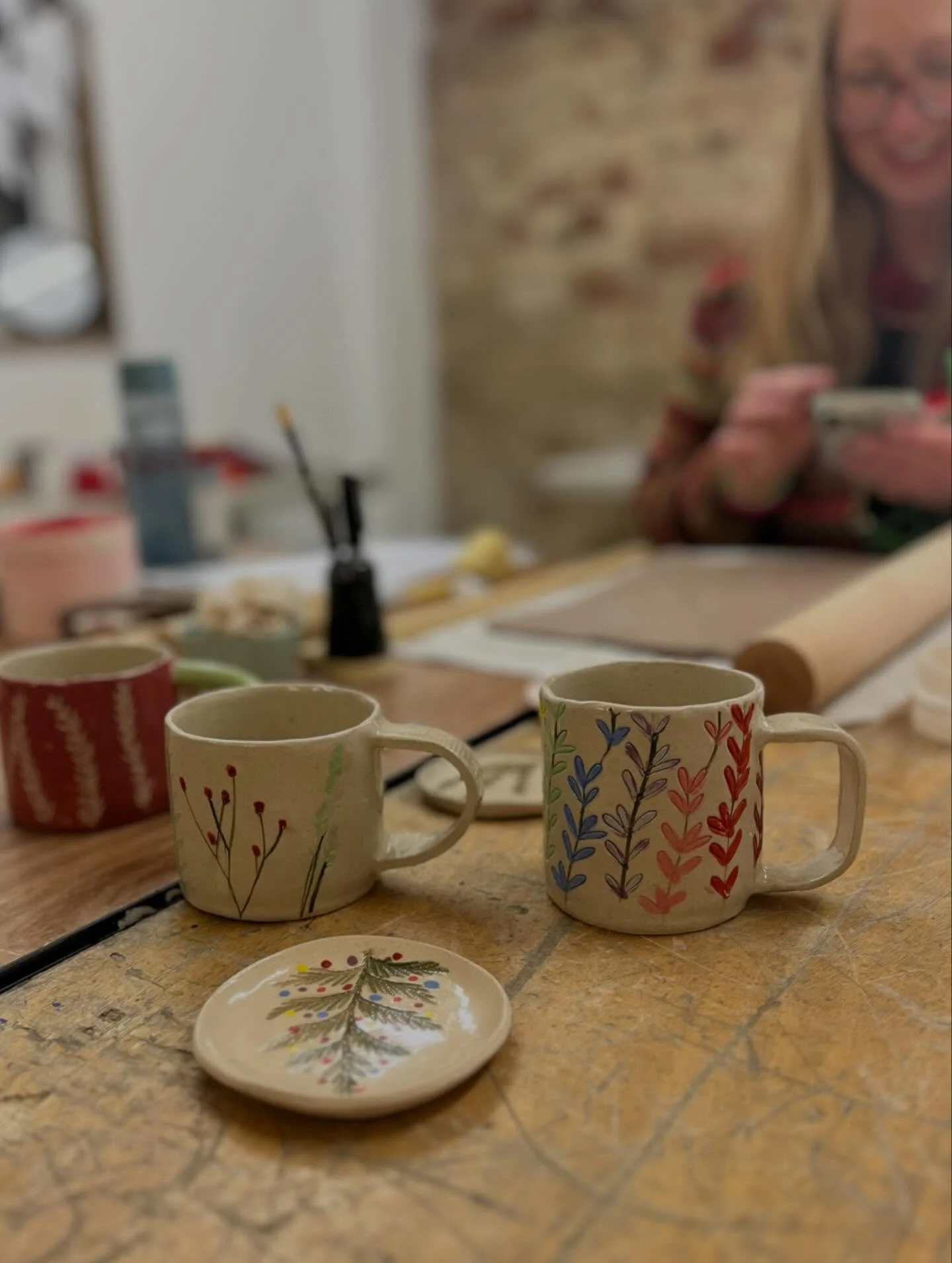 All set up for today&rsquo;s hand built ceramic mug workshop with @starlingpots 
A wonderful day working with stoneware clay to make your own mug, then decorate using coloured slip in our lovely relaxed studio. Plus it&rsquo;s wall to wall blue skies