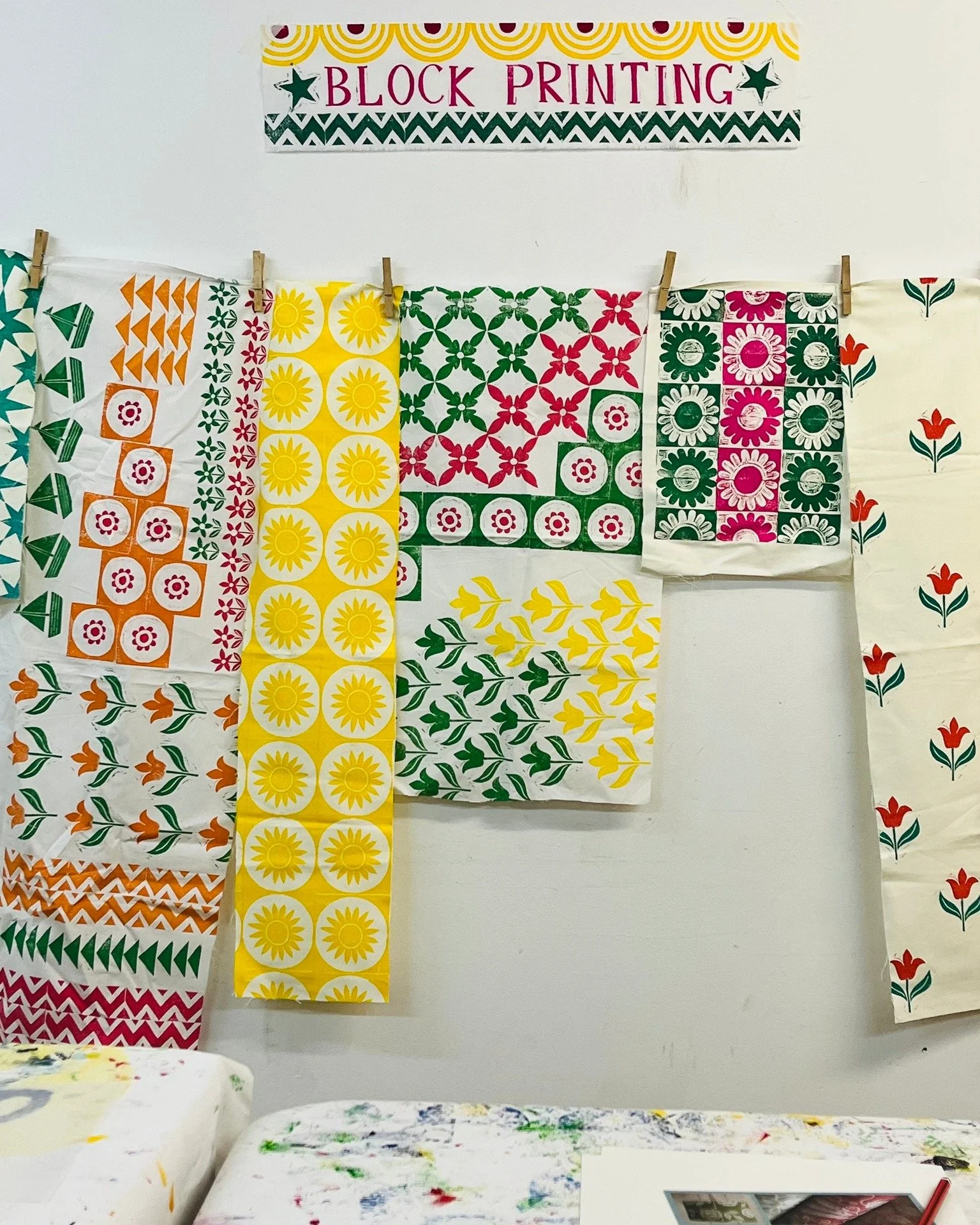 We have some great workshops coming up this spring, starting with this lovely lino printing class on 16th May - follow the link in our bio to book. 
During this fun and relaxed one day workshop, Printmaker and Fabric Designer @lizziemableyfabrics  wi