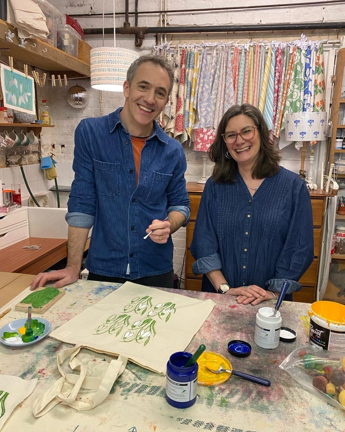 Throwback to when @bbccountryfile  came to film with @lizziemableyfabrics and presenter Joe Crowley made his own hand printed tote bag! If you fancy having a go at this why not sign up to next months linoprinting workshop? May 16th here at Victoria W