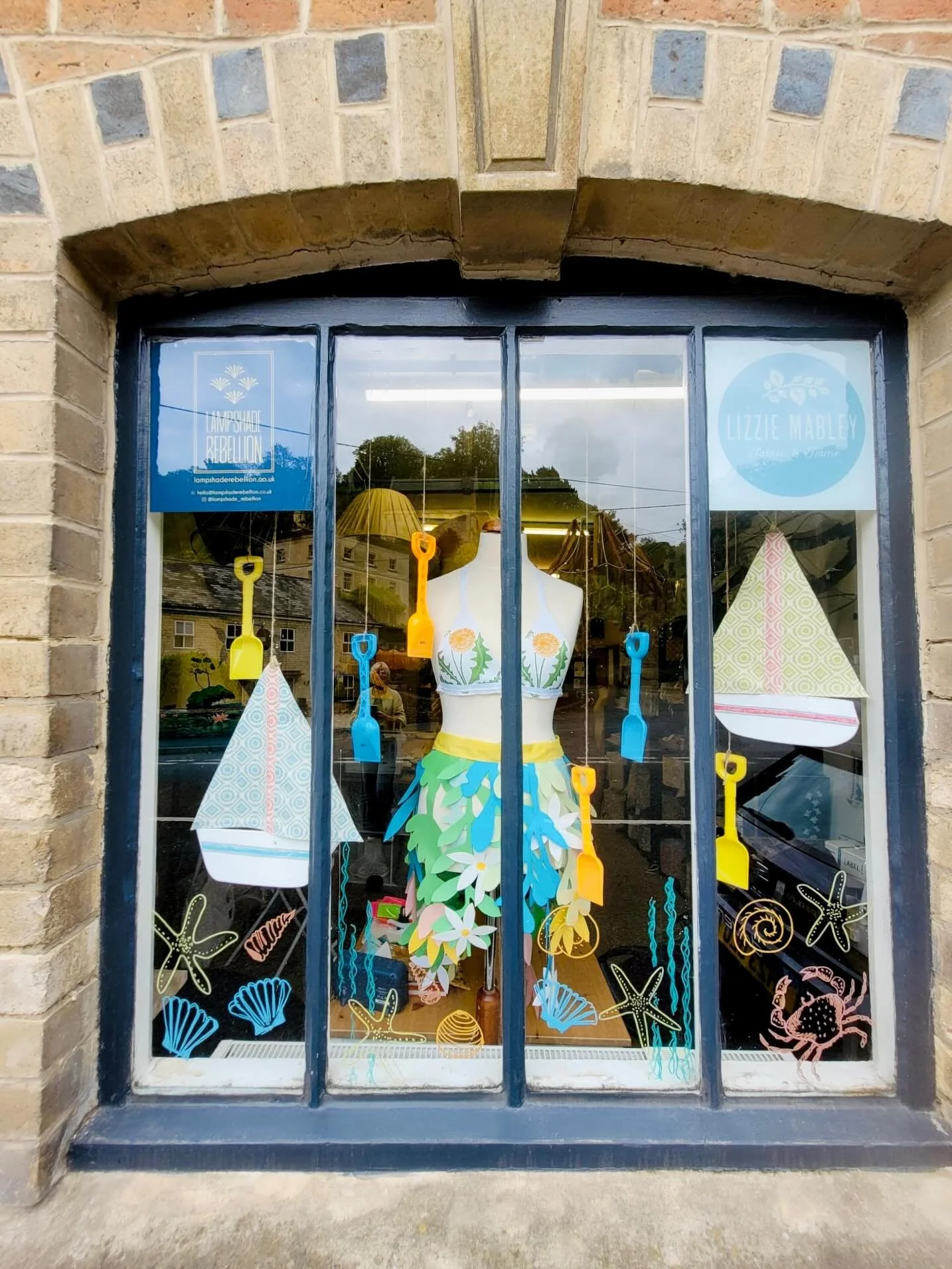 It hadn&rsquo;t been a particularly sunny weekend here in Chalford but the studio has been brightened up by a new summer window display from Lizzie and Emily in Studio 4! Loving the summer seaside vibes ☀️
Thanks to @lizziemableyfabrics and @lampshad