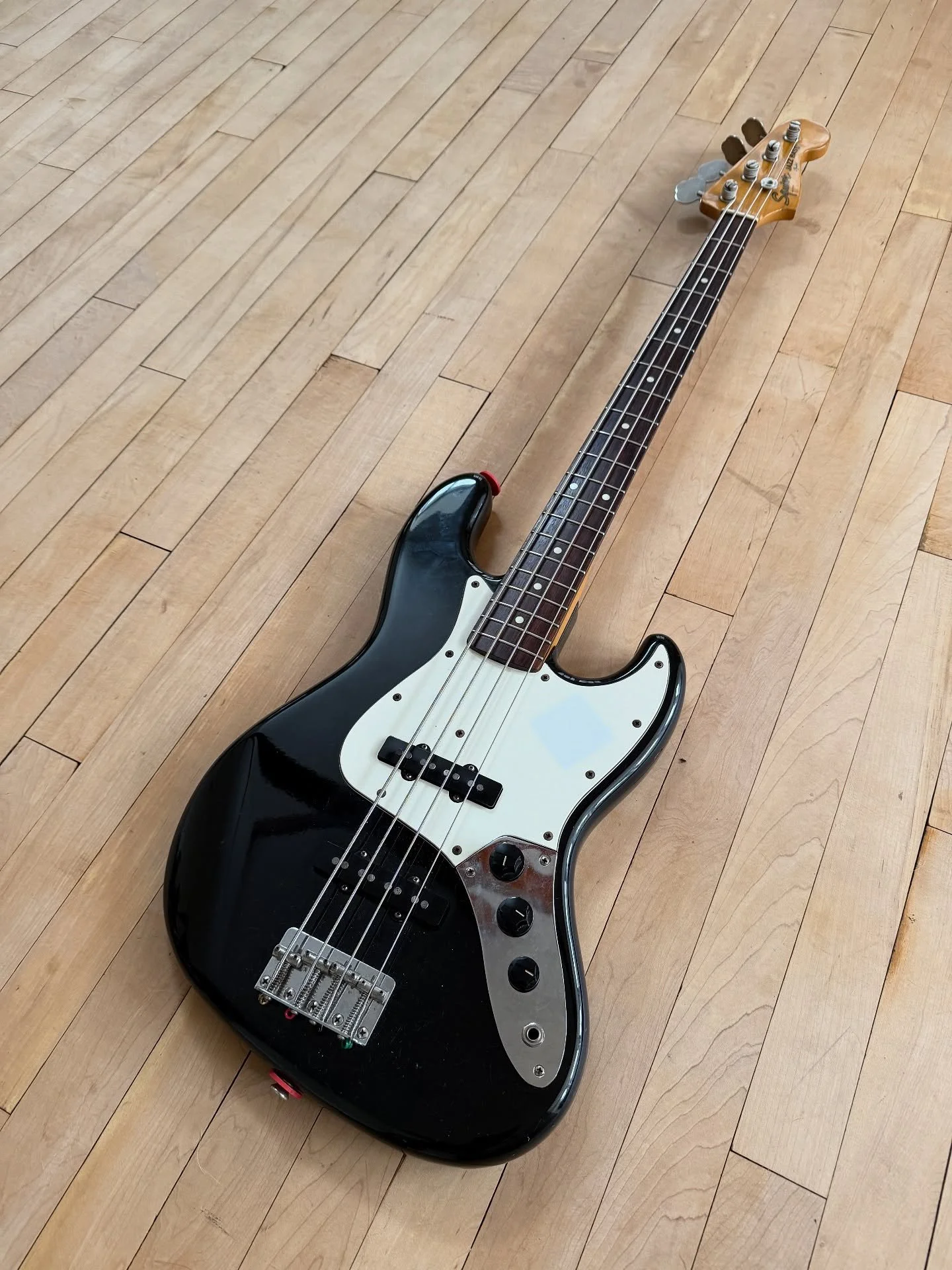 What a beautiful bass this is, super easy to play and ultra rare 32&rdquo; medium scale too. Squier JV Jazz, made in Japan 1982-1984.
This is a quality vintage instrument, all original and has a beautiful clear sound. Up on the website now.

Very eas