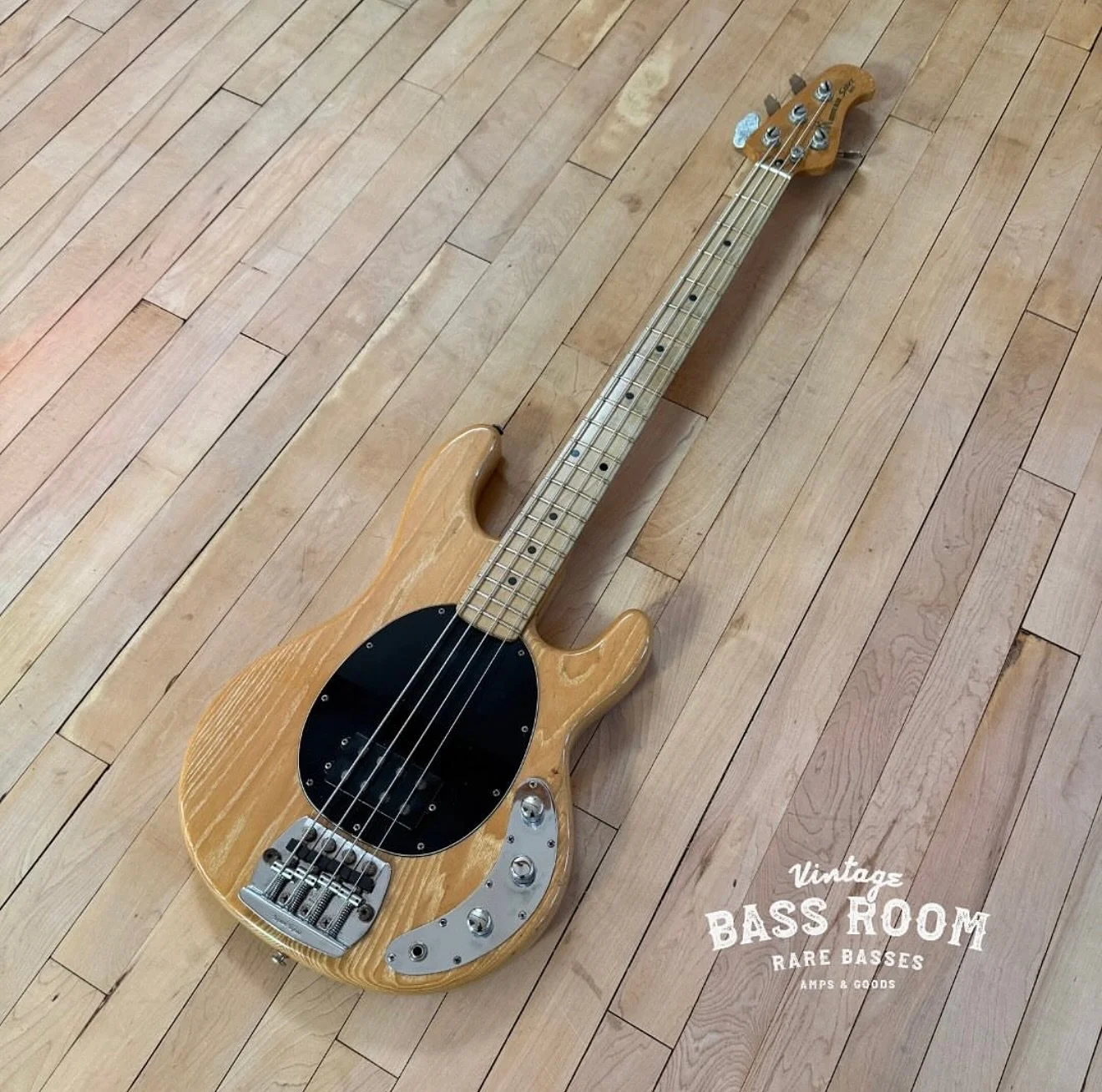 How about a Sabre-Ray for #musicmanmonday A beautiful 1982 Pre EB Fully loaded body with a 1979 Sabre neck. Possibly the best of both worlds? Sounds epic

#bass #bassist #bassgram #bassdaily #bassguitar #bassplayer #bassplayersunited #bassplayermag #
