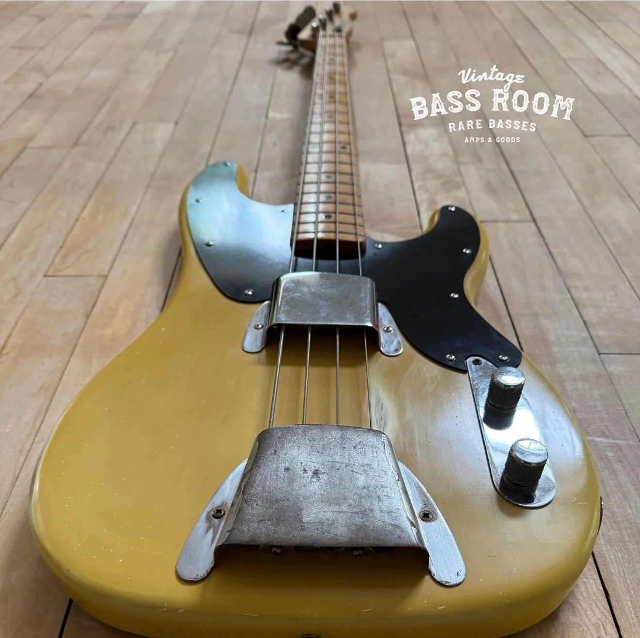 1969 Telecaster Bass. What a stunner with an amazing refinish back to its original colour by @dwilsonguitars from a drab stripped natural to this beauty. Have a great #thumpingthursday 

This bass is epic!

#bass #bassist #bassgram #bassdaily #bassgu