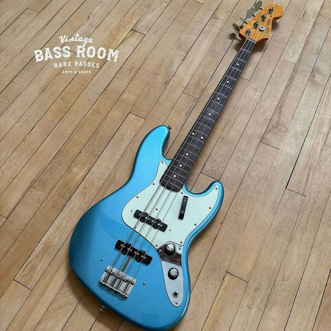 1998 Lake Placid Blue AVRI Jazz now in stock. A beautiful looking and playing bass, comes with case and all candy too including leather strap and cable. Weighing in a shade over 4kg. What a stunner. She is up on the site now

#bass #bassist #bassgram