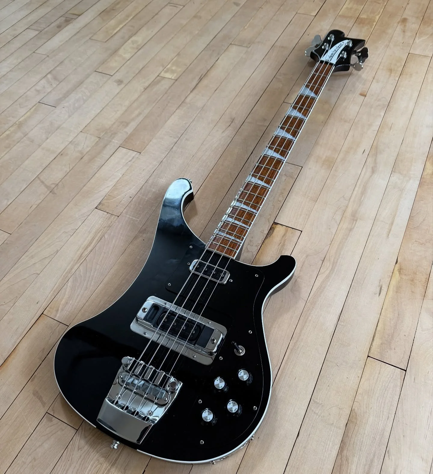 ***NEW ARRIVAL***

Who doesn&rsquo;t love a Rickenbacker bass? This 4003 is in pristine condition and I think the black guard makes it look killer! Don&rsquo;t worry for the purists out there the original white is included too. Comes with covers, cas