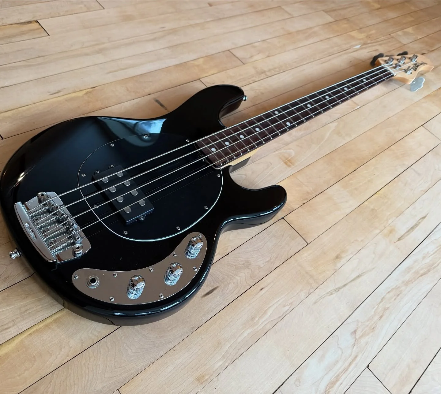 ***NEW ARRIVAL***

A lovely 2010 Musicman Stingray in a killer Black and Rosewood combination. Perfection. Hitting the website later tonight. DM if you can&rsquo;t wait and want more info

#bass #bassist #bassgram #bassdaily #bassguitar #bassplayer #