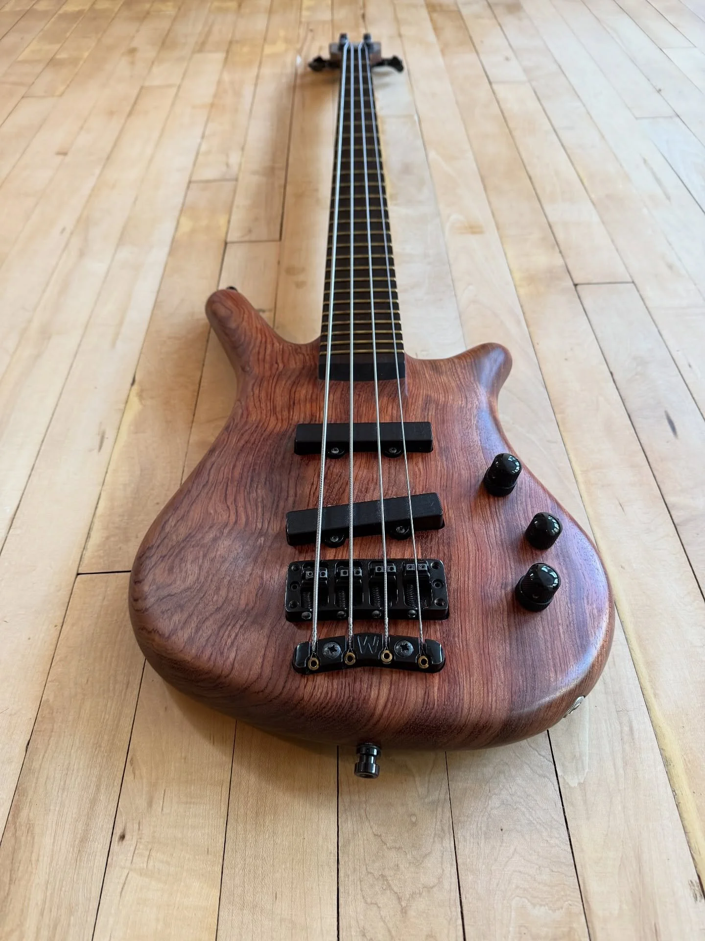 ***NEW ARRIVAL***
2004 Warwick Thumb NT. what a beauty! Up on the website now.
#bass #bassist #bassgram #bassdaily #bassguitar #bassplayer #bassplayersunited #bassplayermag #basso #bassgram #instabass #warwickbasses #warwickbass #warwickthumb #fend